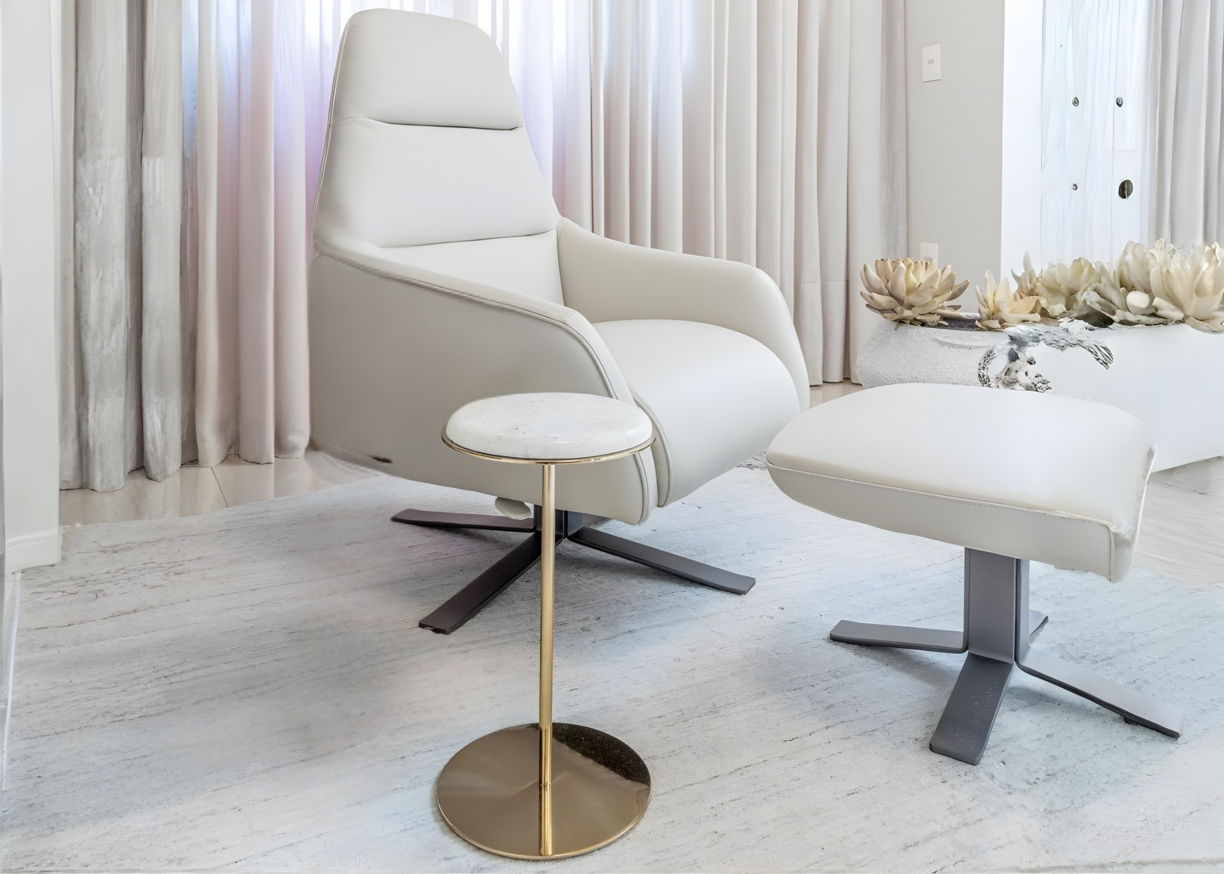 Mesa lateral Lola em sala moderna com ambiente sofisticado, apresentando design elegante e contemporâneo, ideal para compor espaços refinados.