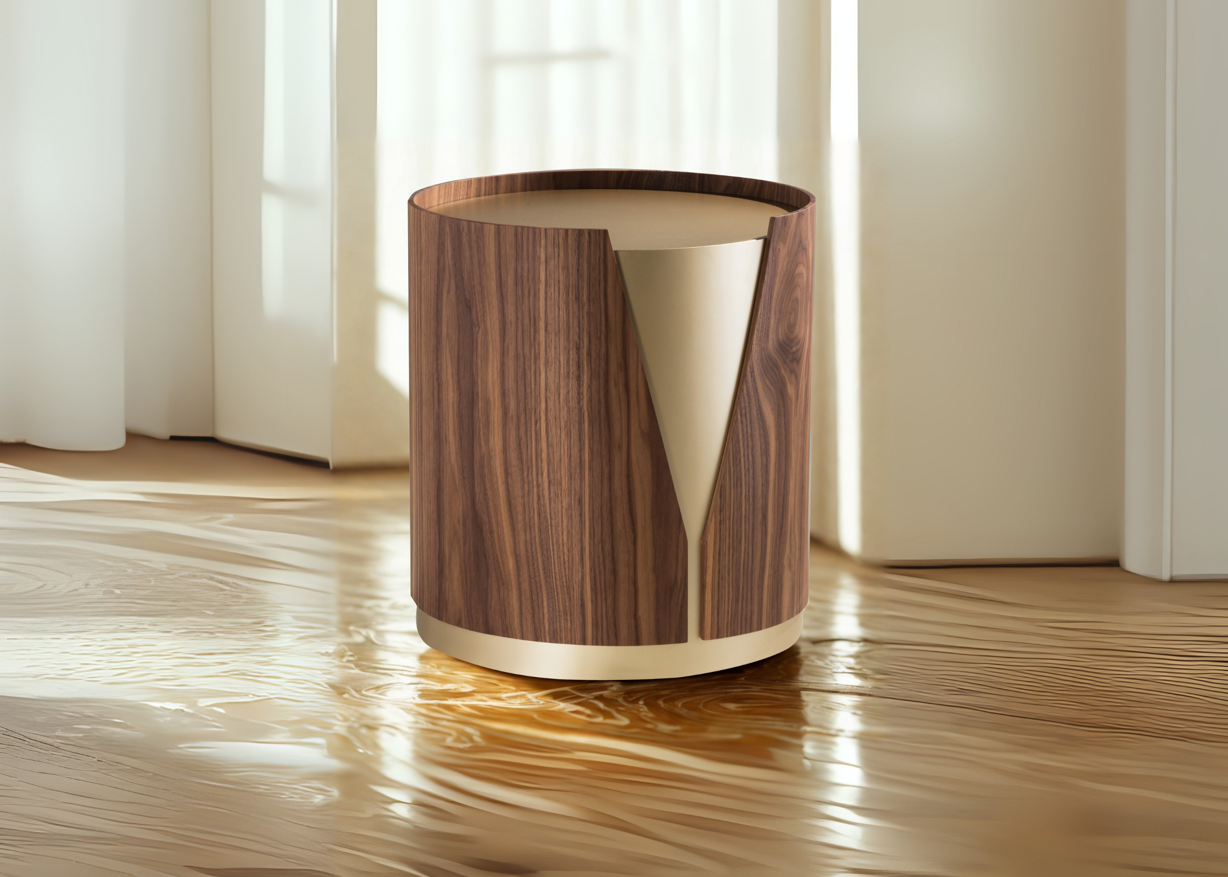 Mesa lateral modelo Lunetta com tampo redondo em madeira e detalhe dourado na base. Design luxuoso e sofisticado, ideal para salas de estar elegantes.
