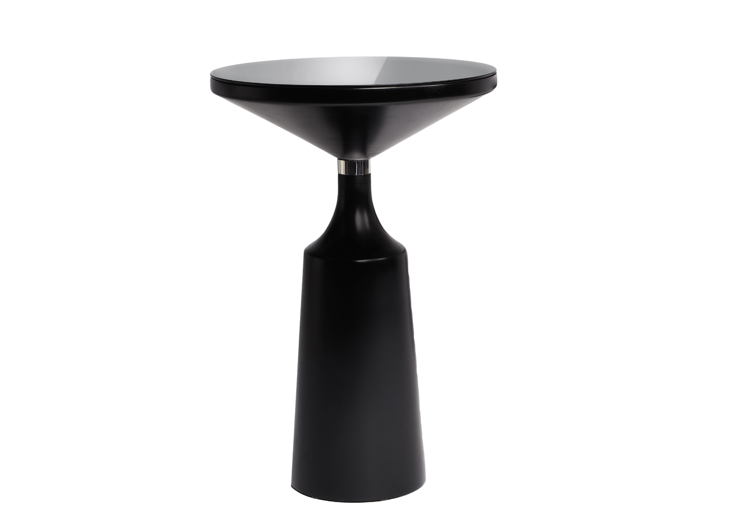 Mesa Lateral Martim em laca preta com tampo em vidro e detalhe em aço dourado, design moderno e elegante.
