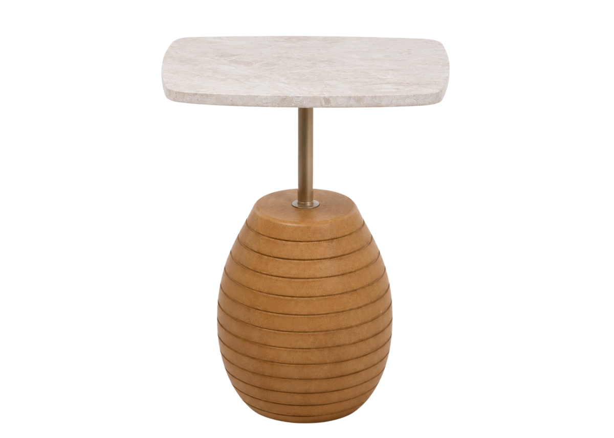 Mesa Lateral Mel com tampo em mármore, haste em aço carbono e base torneada, design orgânico e sofisticado para salas contemporâneas.