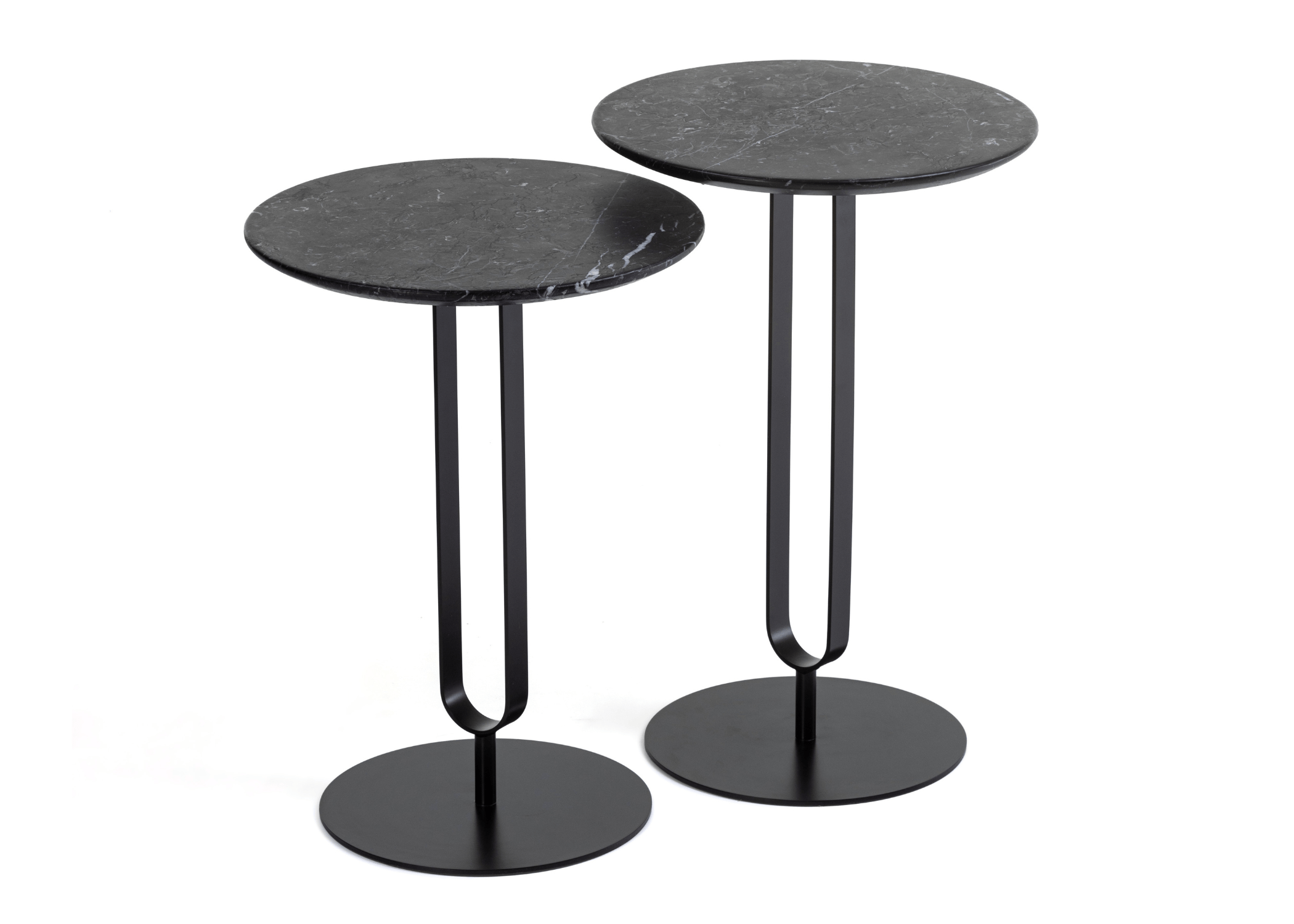 Detalhe da estrutura robusta e linhas minimalistas da Mesa Lateral Redonda em mármore nero Noa