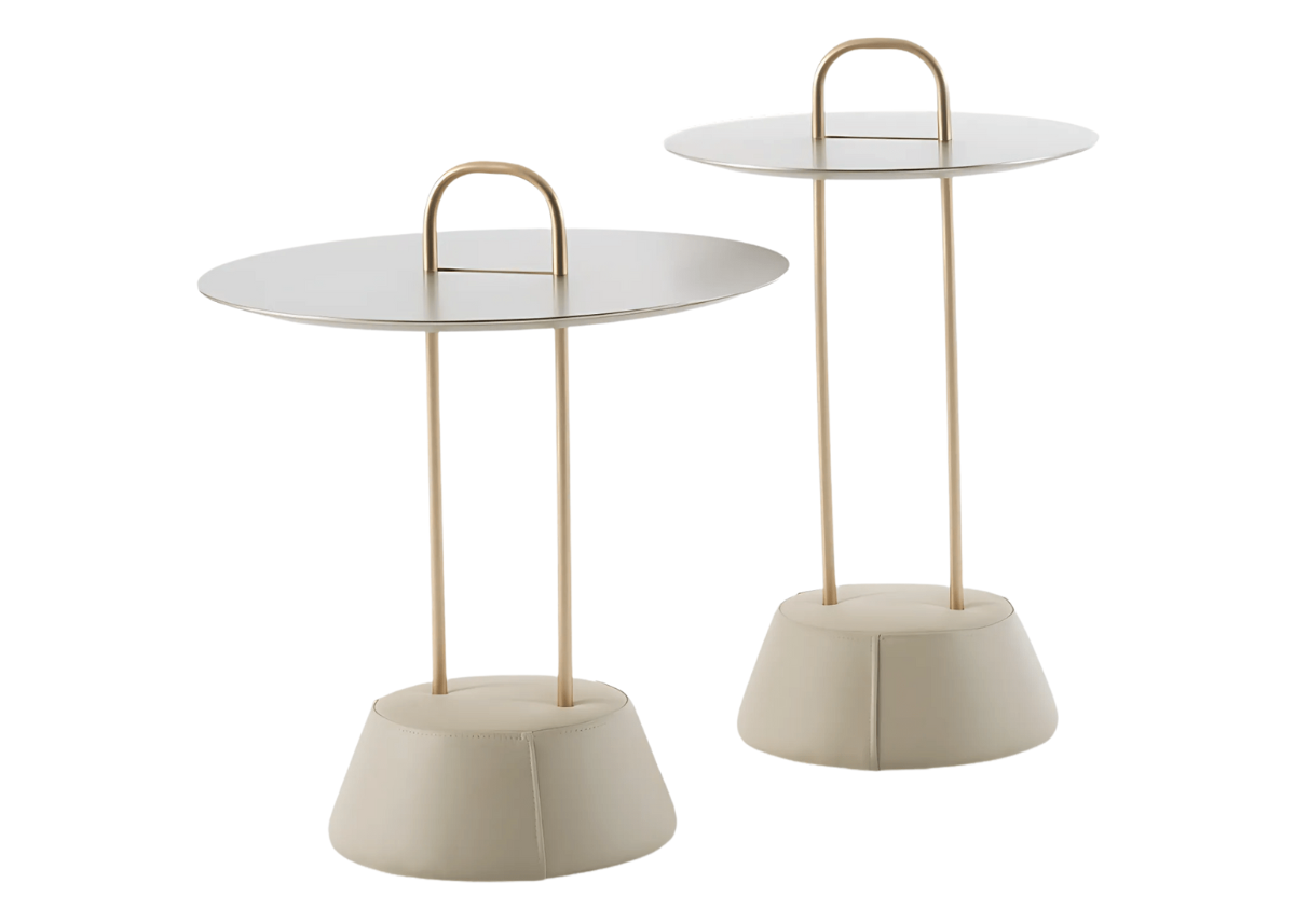 Mesa lateral redonda Polaris em acabamento off-white com haste dourada, perfeita para salas de estar sofisticadas. Combina design elegante e contemporâneo, adicionando charme e funcionalidade aos ambientes modernos.
