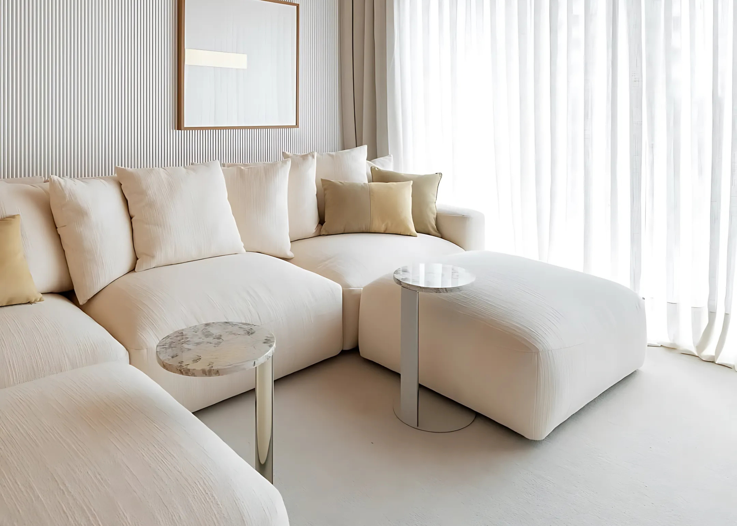 Mesa lateral com tampo em mármore Calacata e base metálica dourada. Peça refinada para ambientes contemporâneos e elegantes.
