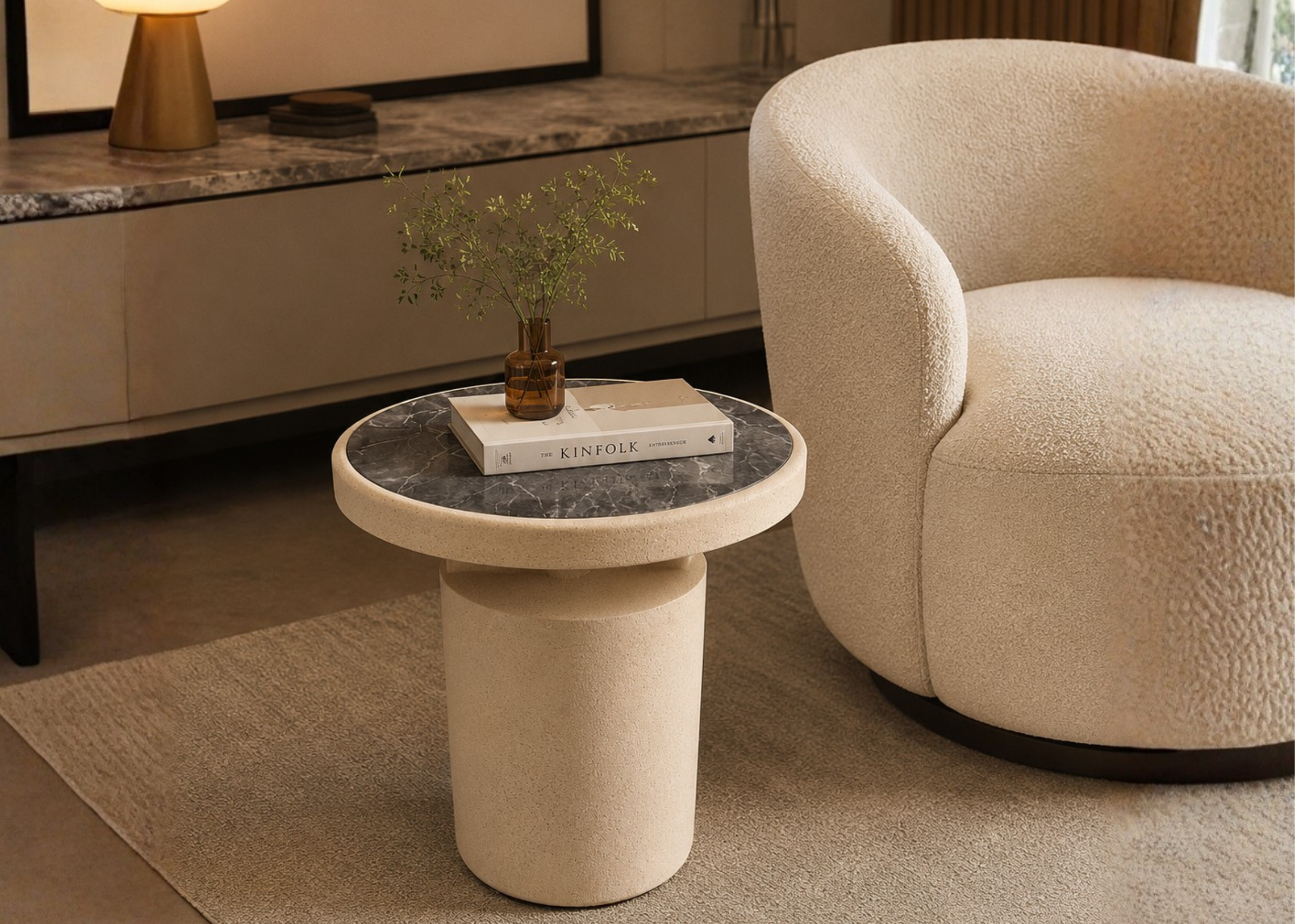 Mesa lateral Zenith em sala de estar aconchegante e elegante, apresentando design sofisticado e contemporâneo, ideal para compor ambientes modernos e refinados.