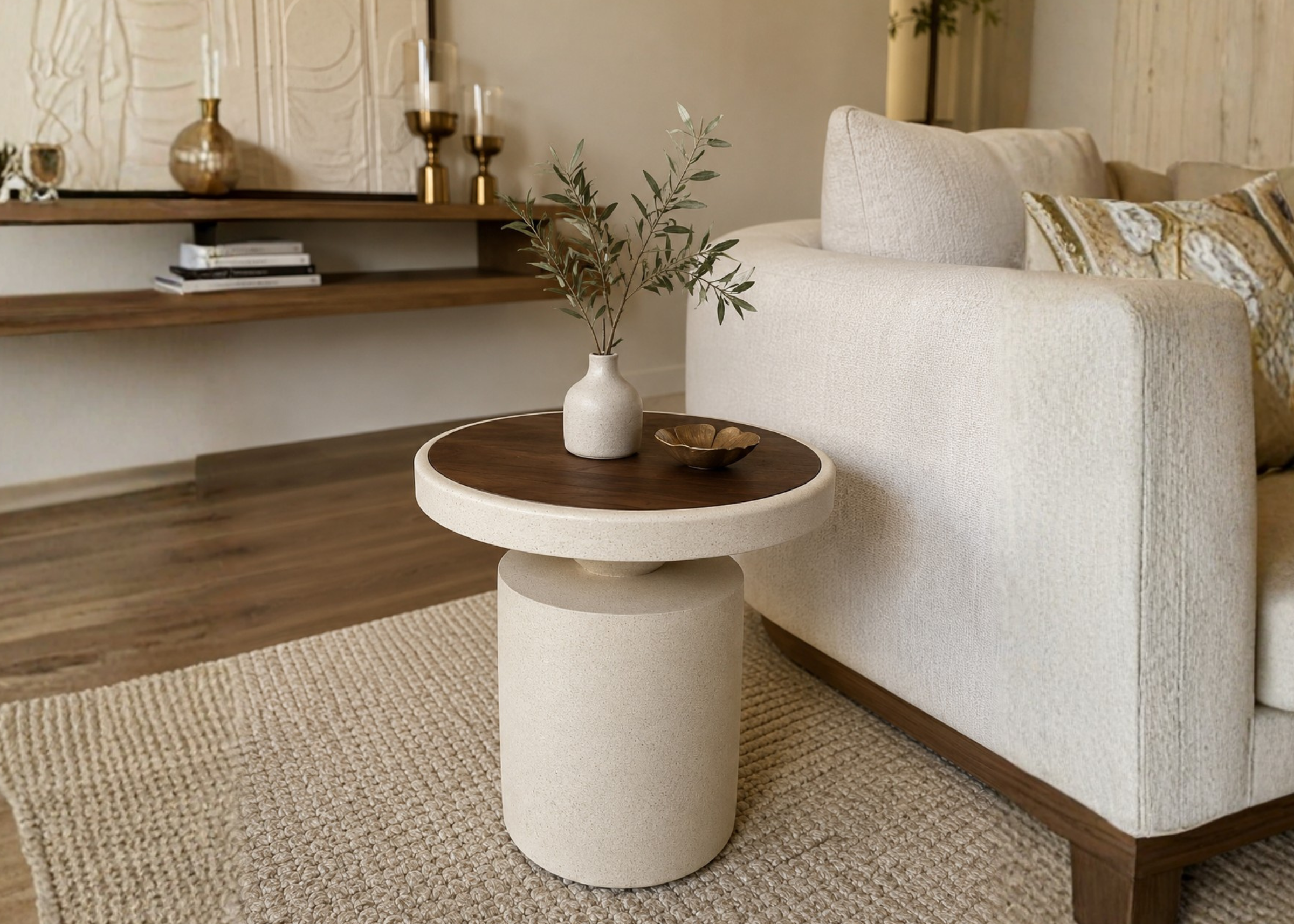 Mesa lateral Zenith com tampo laminado, apresentando design moderno e sofisticado, ideal para compor salas de estar elegantes e contemporâneas.