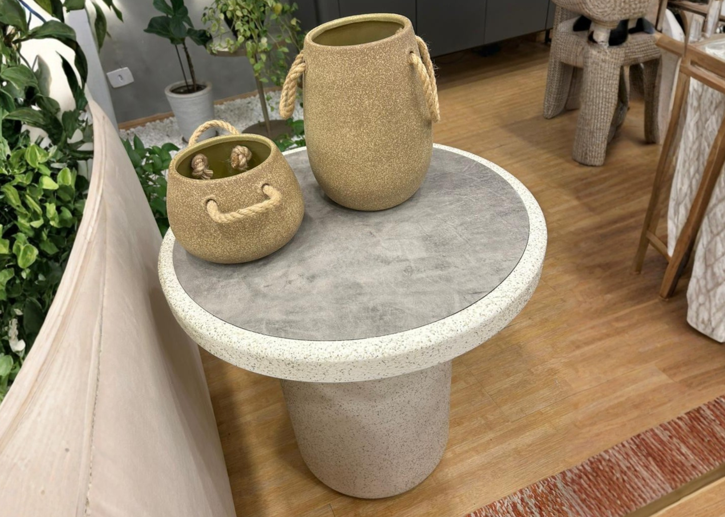 Mesa lateral Zenith com tampo TS e base com acabamento efeito pedra, apresentando design elegante e sofisticado, ideal para compor ambientes modernos e refinados.