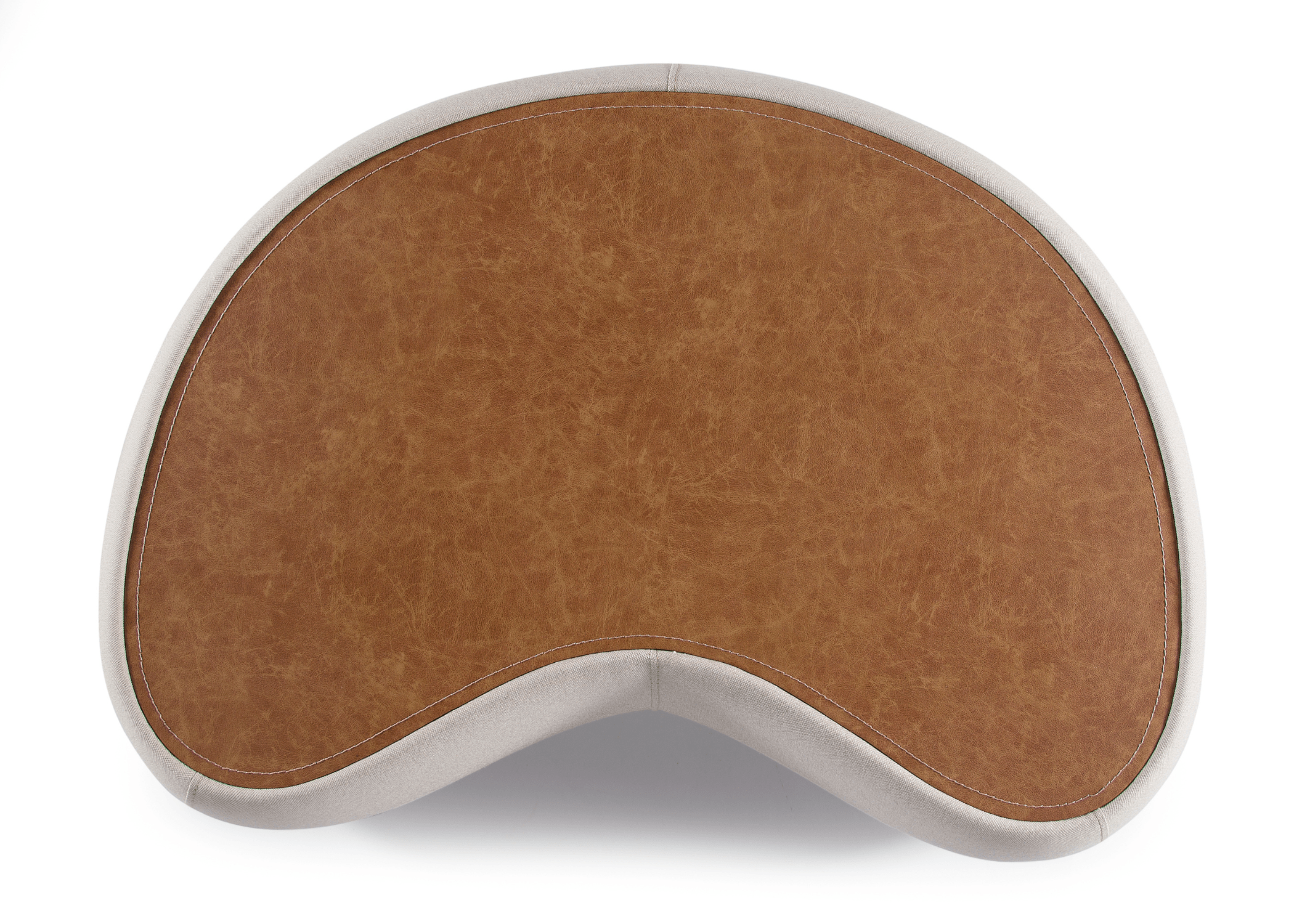Vista superior da Mesa de Centro Halley com tampo em recouro camel e contornos orgânicos elegantes.