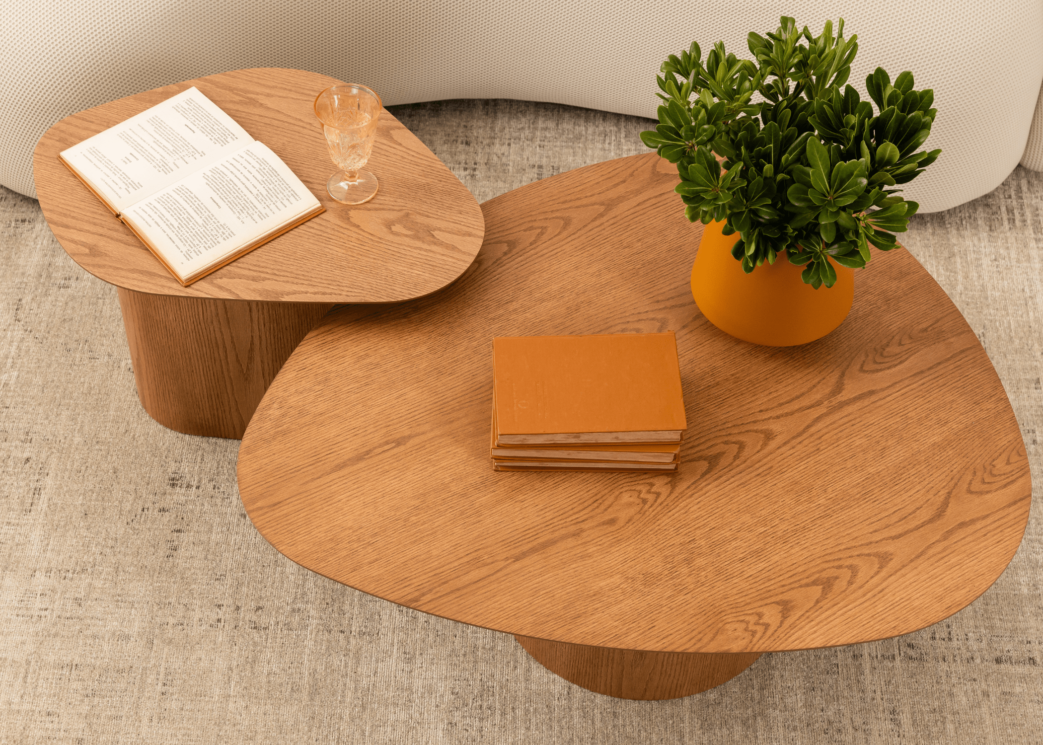 Vista superior da mesa Raiver com detalhe do tampo orgânico em carvalho amêndoa.