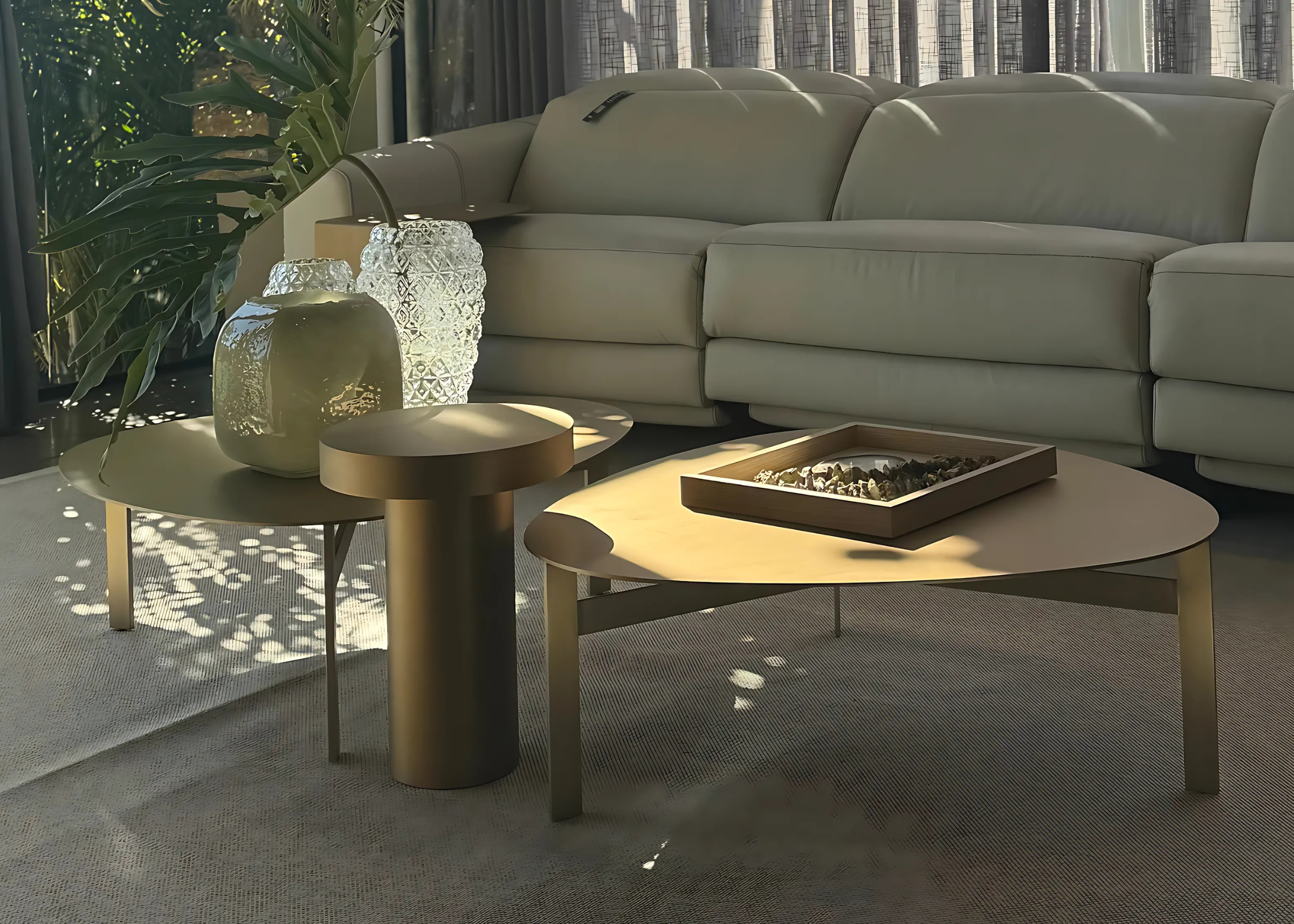 Mesa de centro Infinity orgânica com detalhes sofisticados que valorizam o ambiente com elegância.