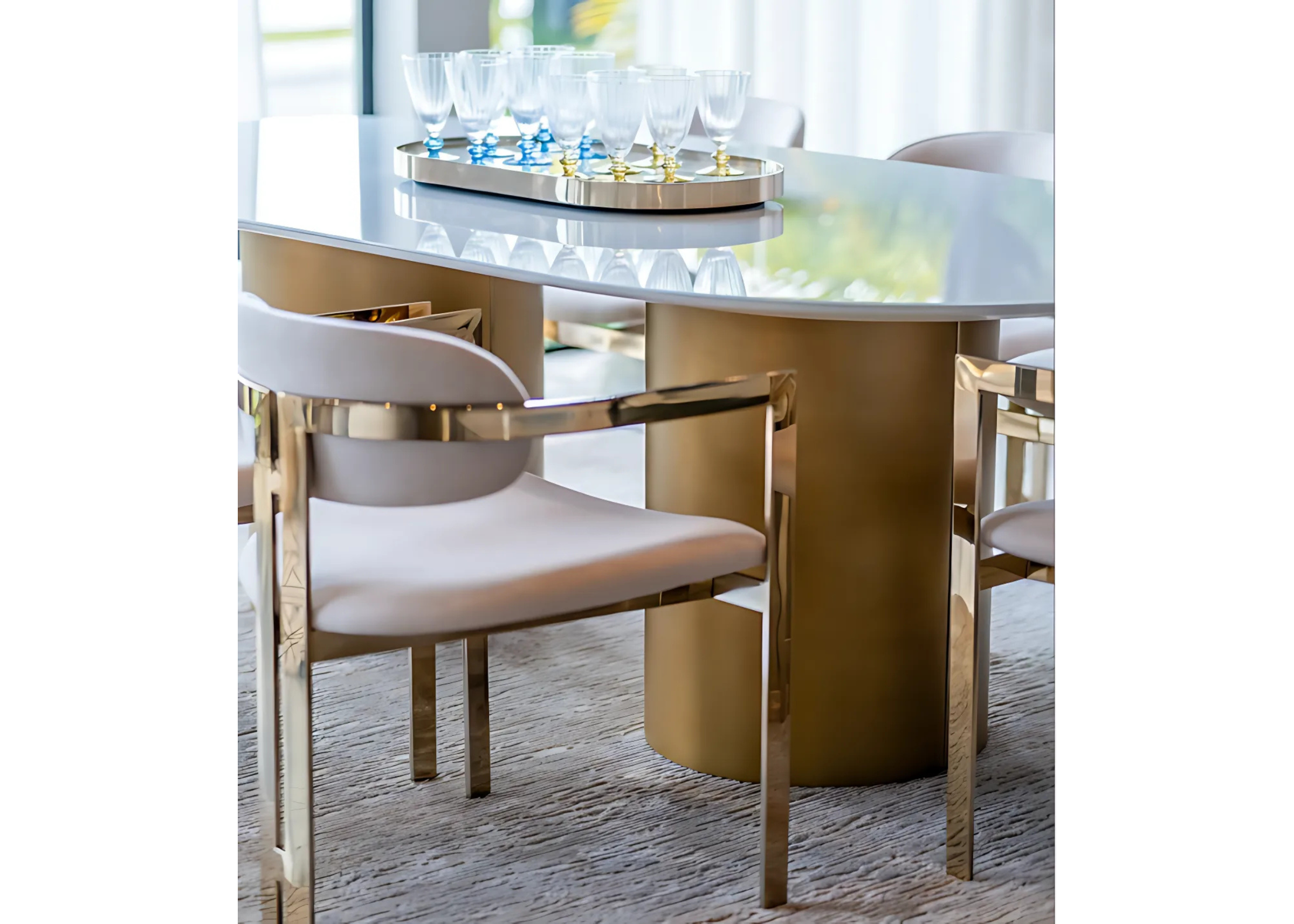Mesa Eleganza de sala de jantar com base dourada em inox, perfeita para compor um ambiente luxuoso e sofisticado.
