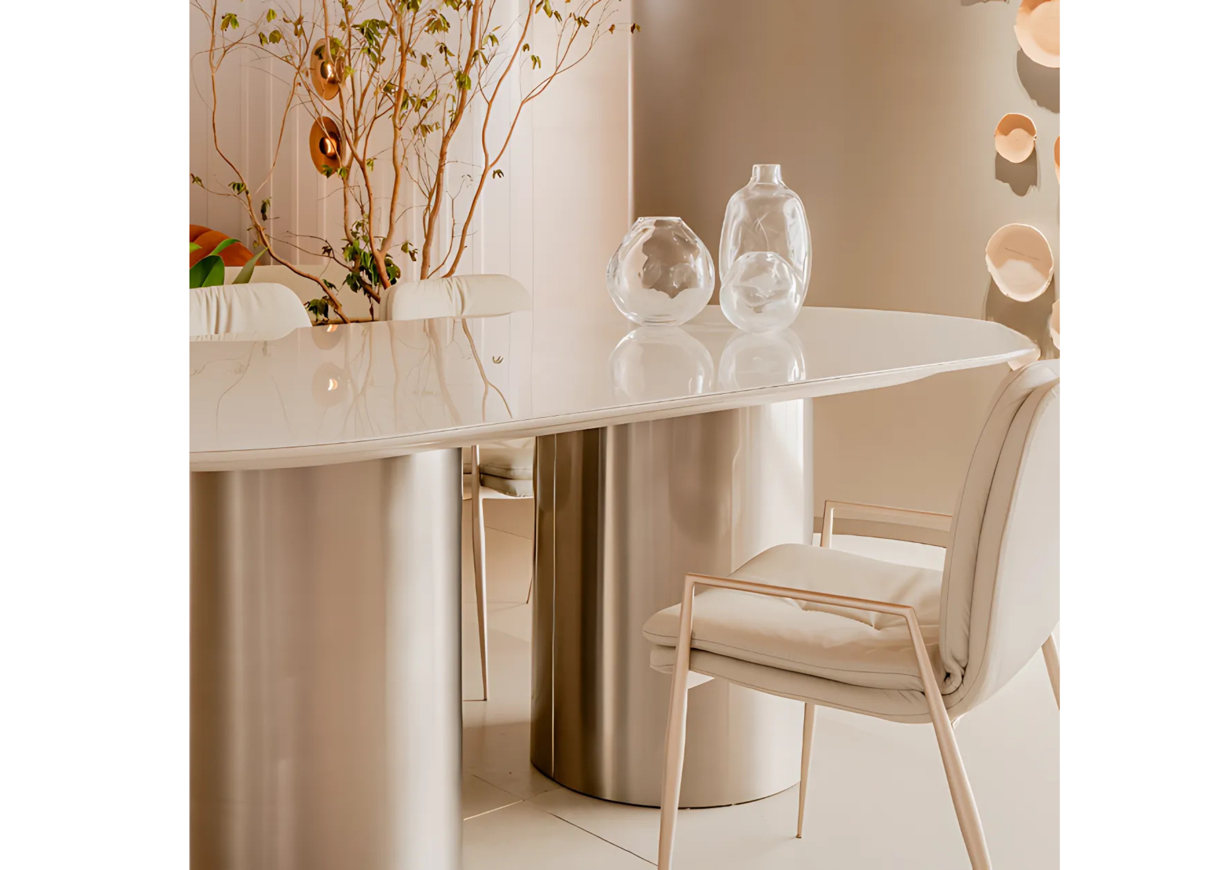 Mesa Eleganza de sala de jantar com base prata e tampo em vidro branco, ideal para criar um ambiente luxuoso e sofisticado.