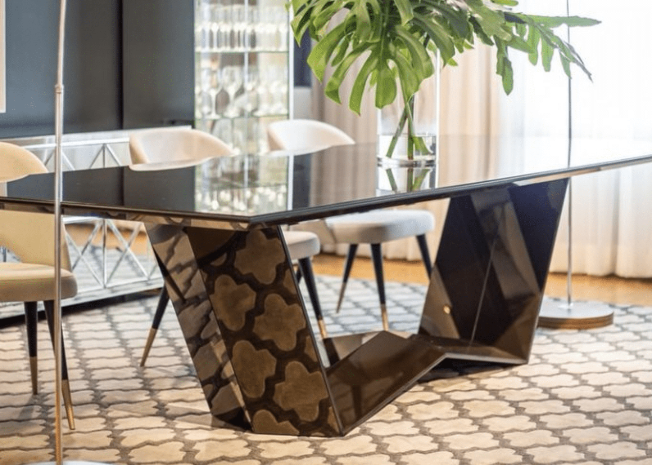 Mesa de jantar Ophelia espelhada com acabamento luxuoso que transforma a sala em um ambiente sofisticado.