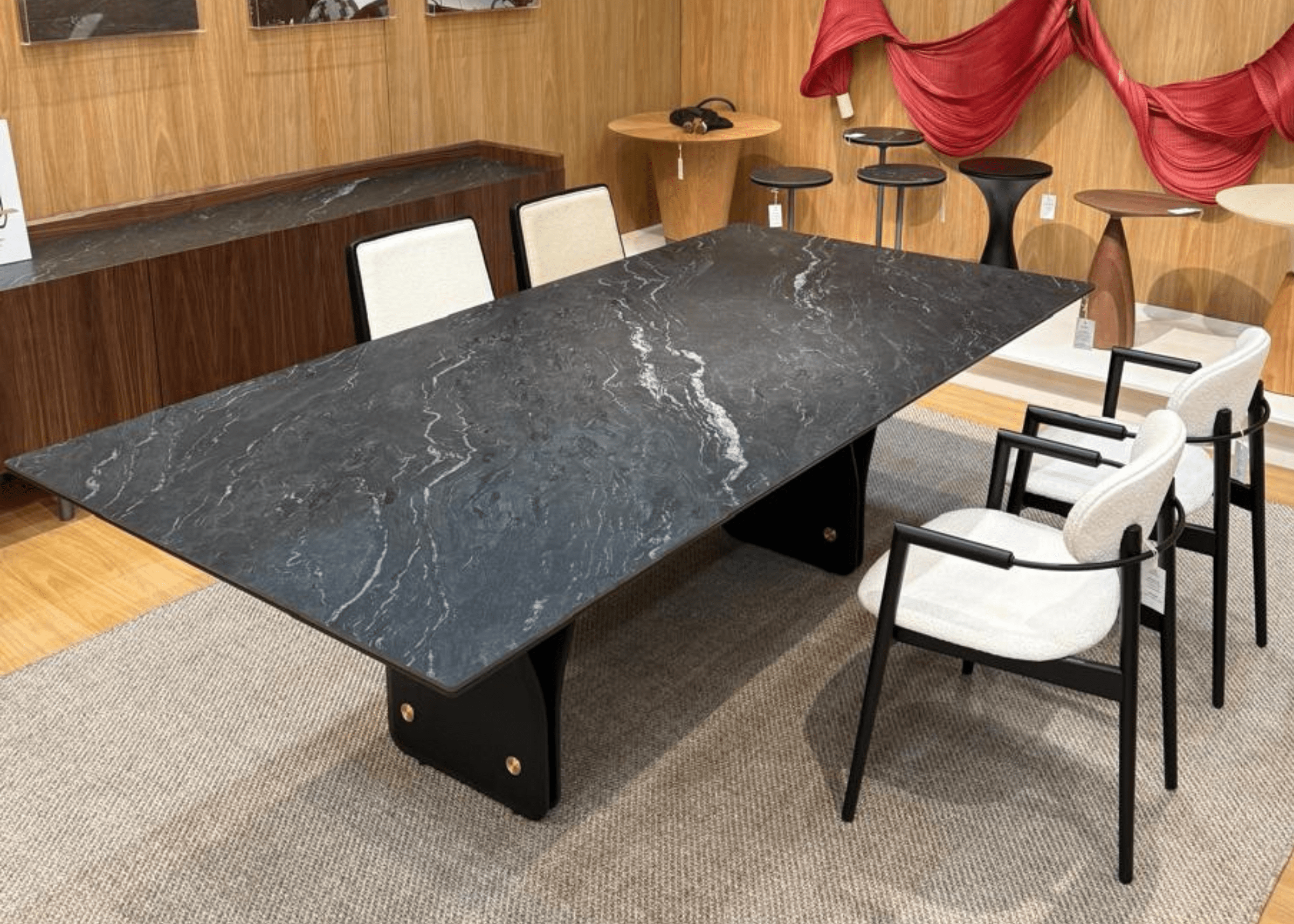 Sala de jantar sofisticada com Mesa Still, destaque para o tampo em pedra sinterizada e base em MDF preto.