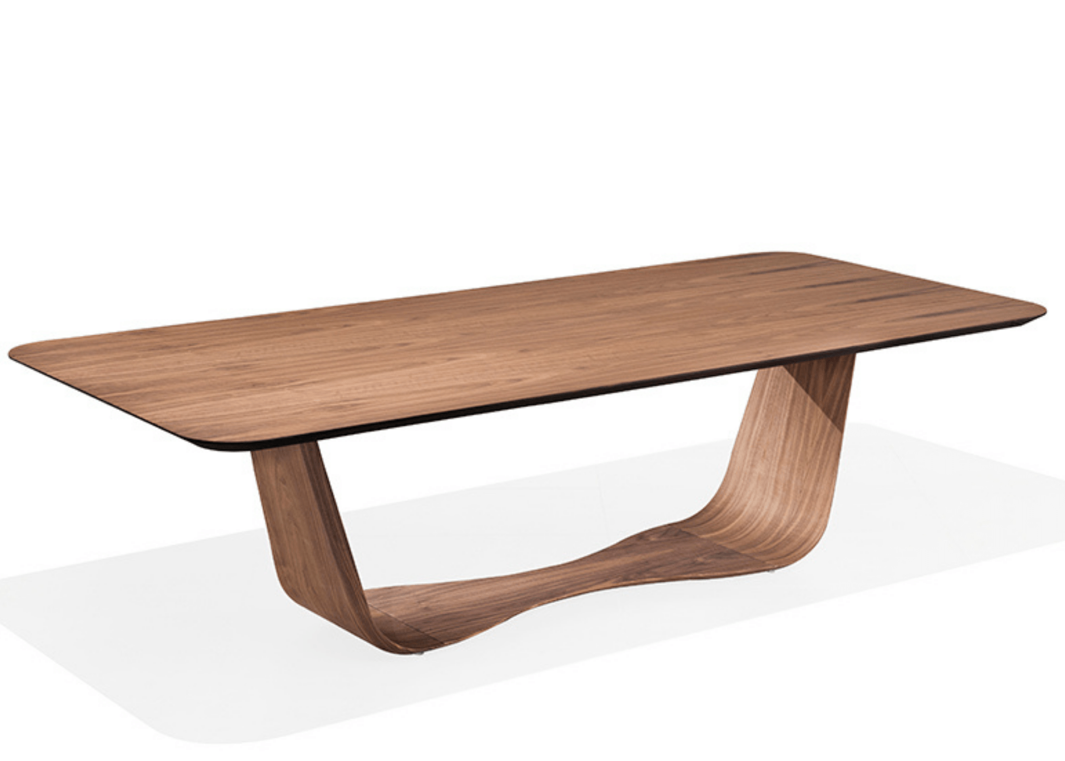 Refeição sensorial em torno da mesa Eros, celebrando a elegância do design e a beleza da madeira.