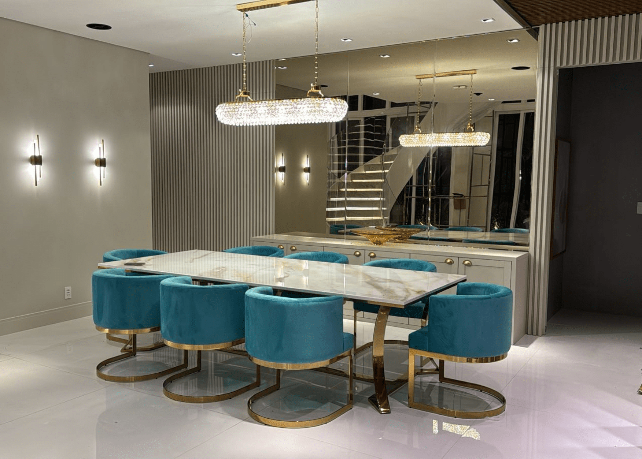 Mesa de Jantar Gregori seu design com linhas modernas proporciona requinte e elegância para a sala de jantar.