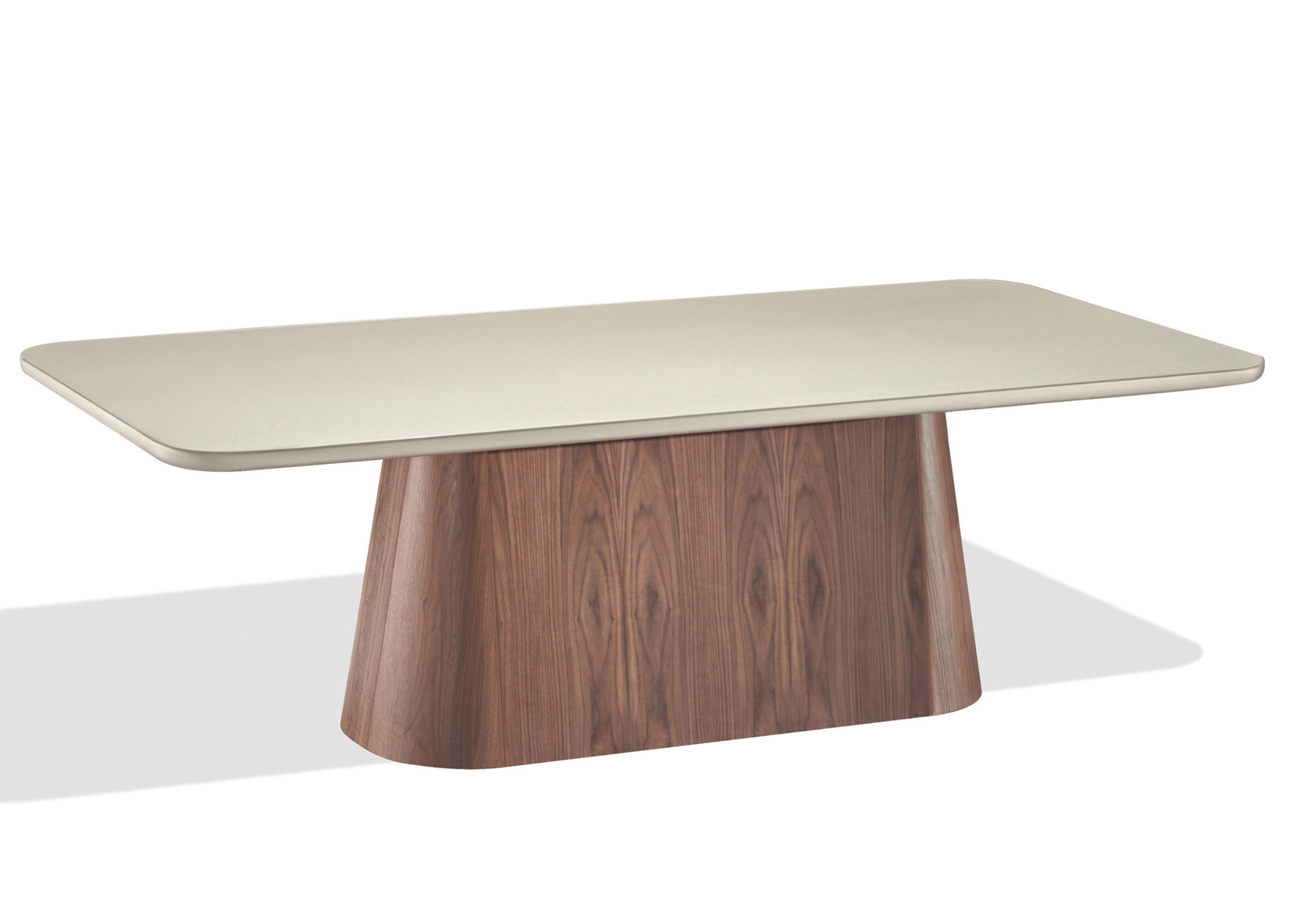 Refeição sofisticada em torno da mesa Luna, onde design e funcionalidade são unem em harmonia.