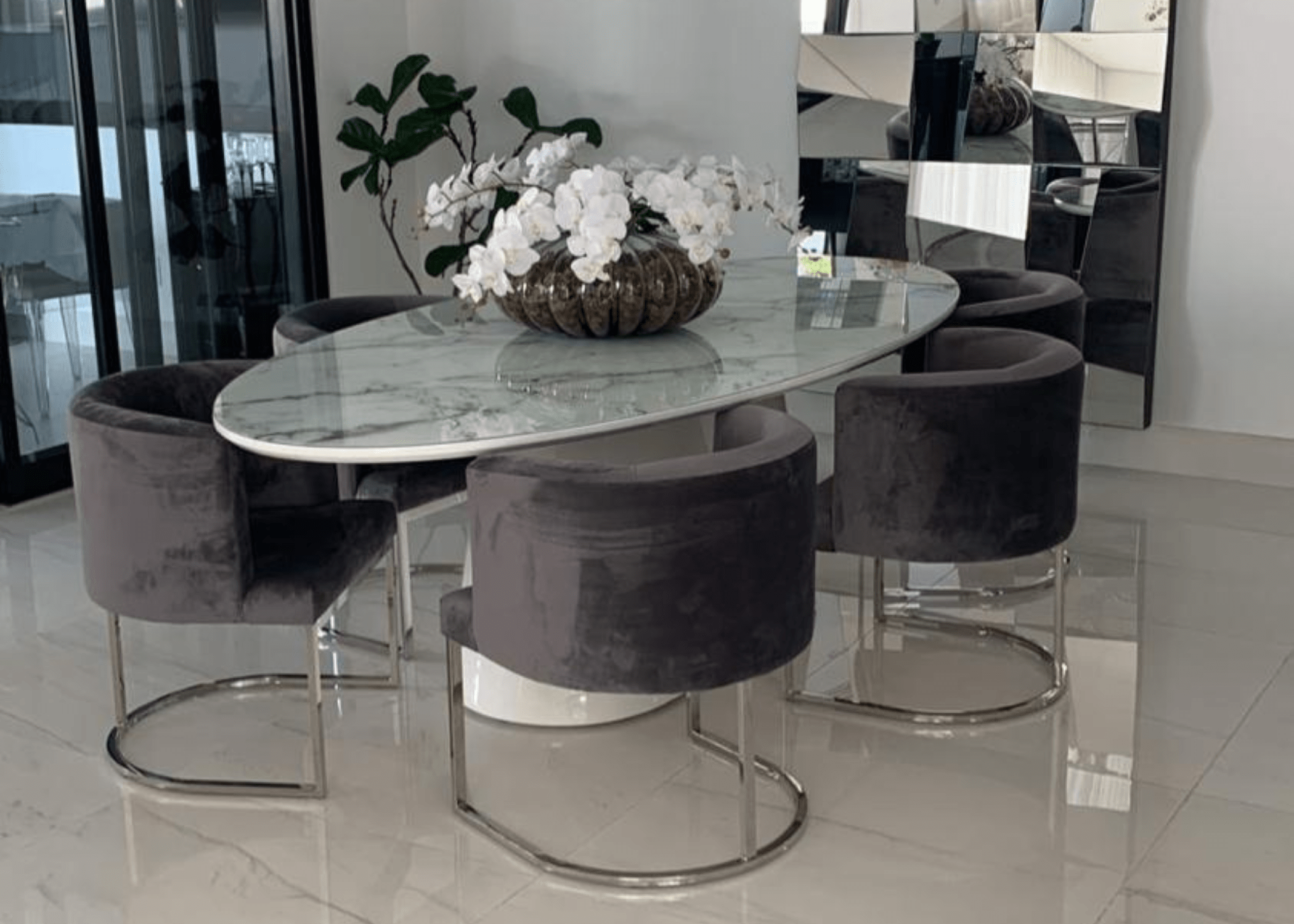 A mesa de jantar Oval Glass é um exemplo de design contemporâneo e elegante.