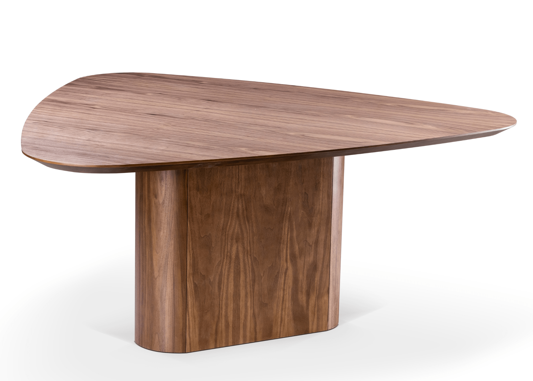 Tampo triangular da mesa de jantar Simples em lâmina de madeira, realçando a forma geométrica única e contemporânea.