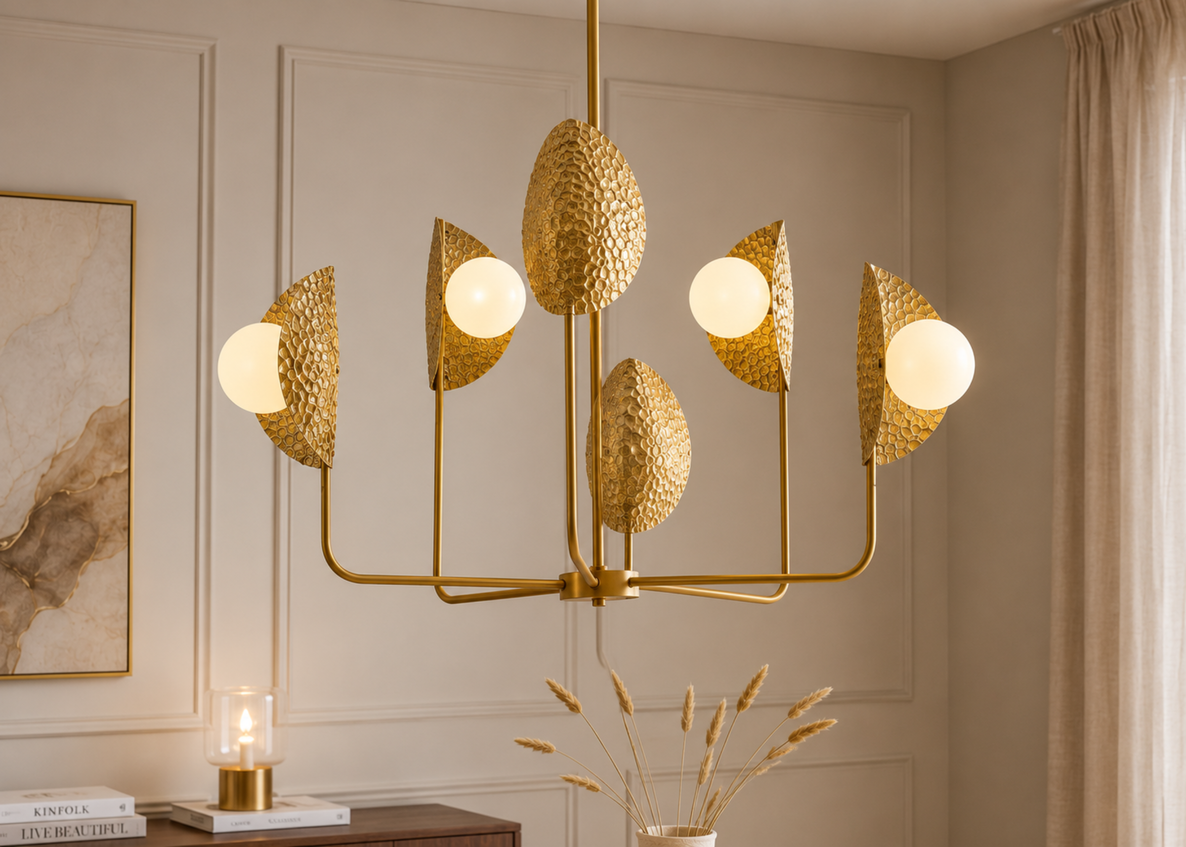 Pendente modelo 5140 com estrutura em metal dourado e vidro, ideal para compor ambientes contemporâneos e refinados.