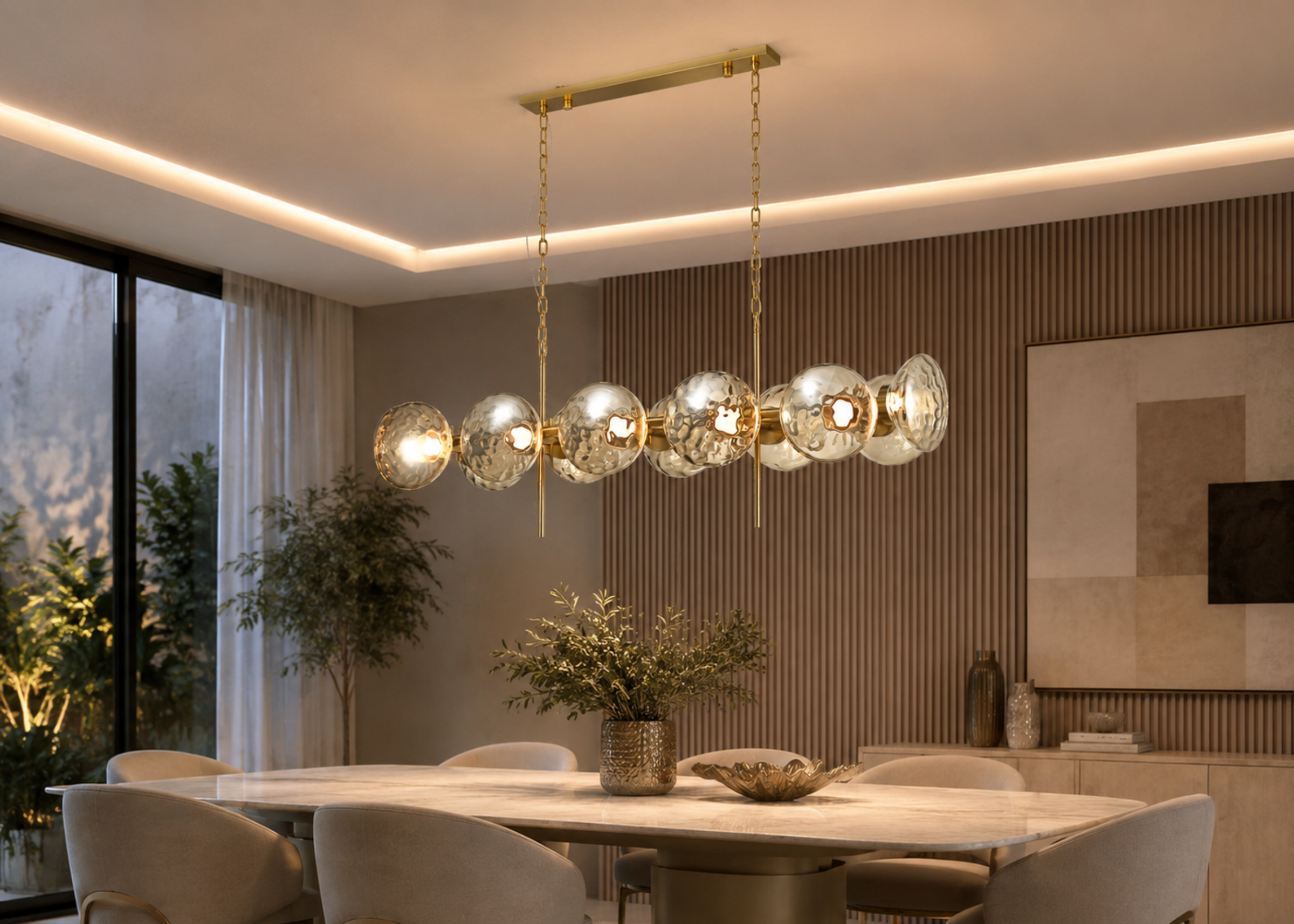 Pendente modelo 5147 com estrutura em metal dourado e globos em vidro âmbar, ideal para compor ambientes contemporâneos e refinados.