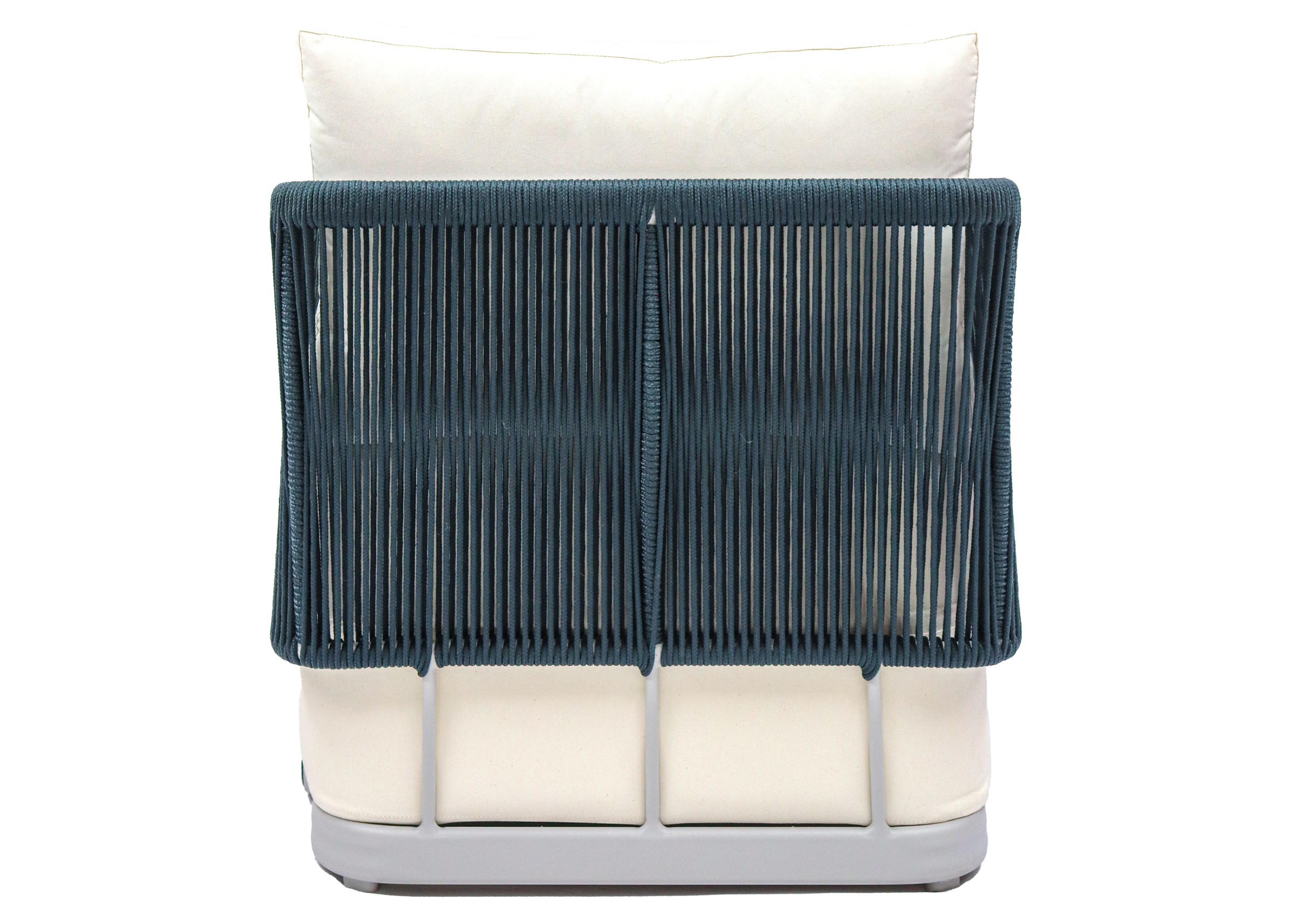 Poltrona para área externa Maré, com estrutura em alumínio, corda náutica e revestimento impermeável, adequada para ambientes externos elegantes e funcionais.