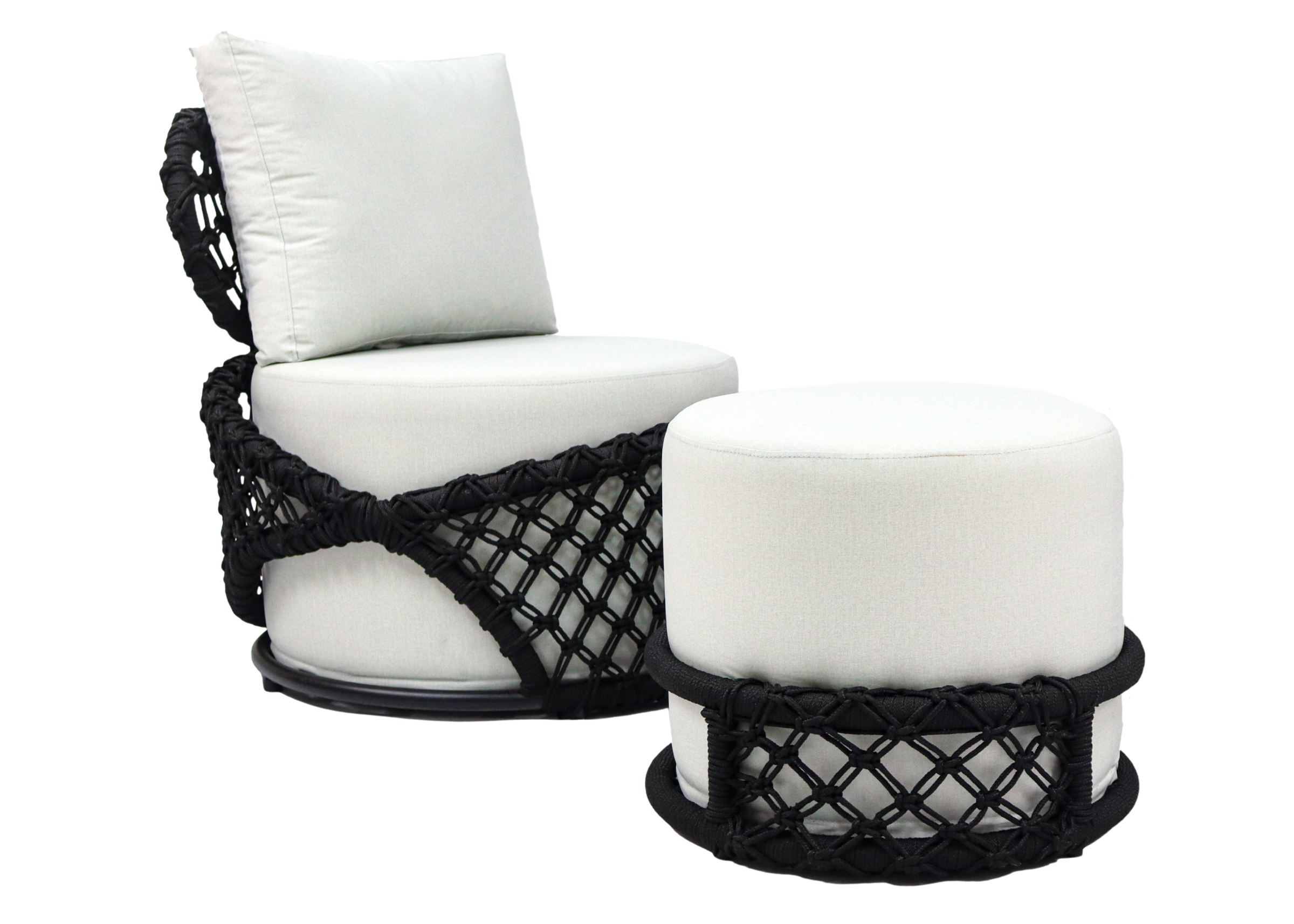 Poltrona para área externa modelo Concha com puff e revestimento impermeável. Móvel para ambientes externos.