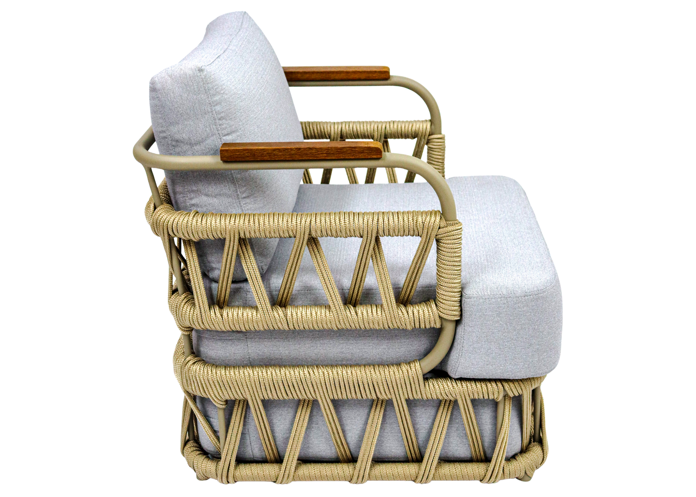 Poltrona Raízes para área externa, com revestimento em corda náutica na tonalidade cinza claro, ideal para composições externas modernas e sofisticadas.