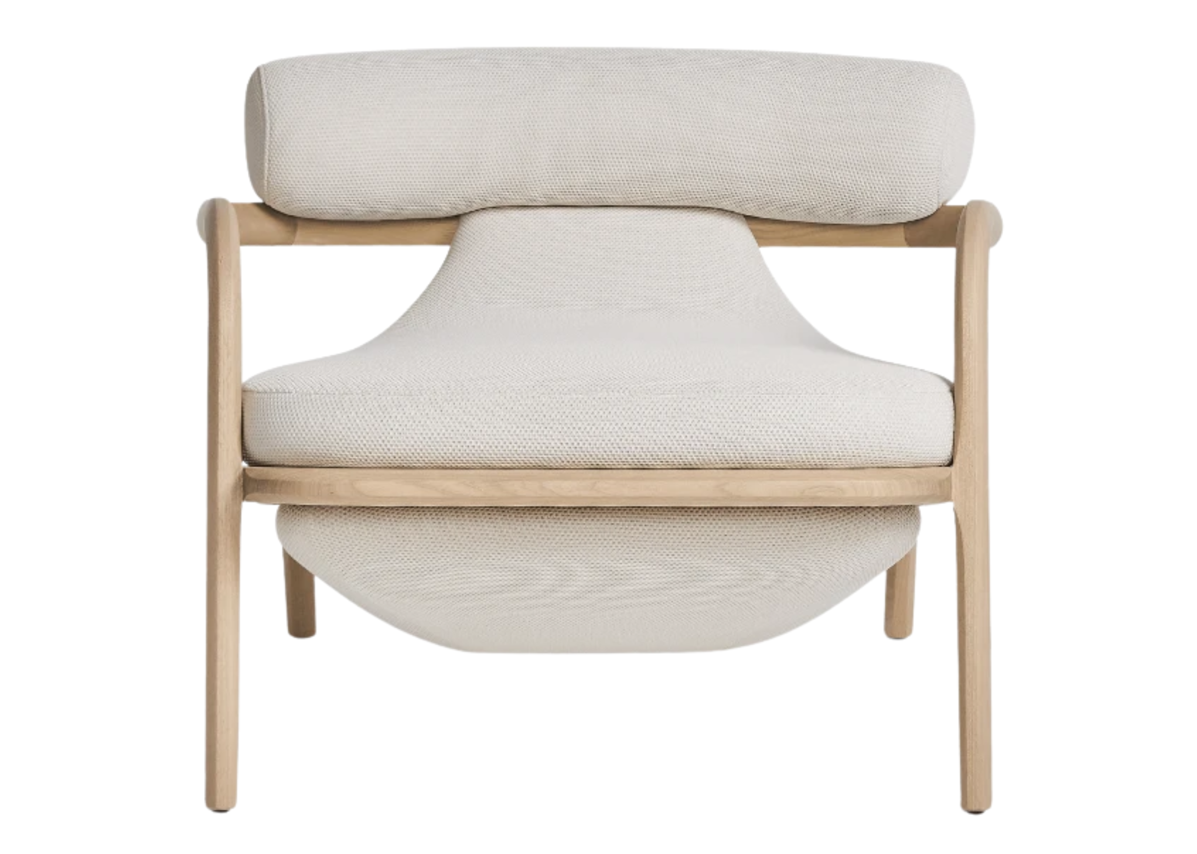 Poltrona Arko com base em madeira tingida e revestimento em tecido malha off white, unindo conforto, elegância e design contemporâneo.