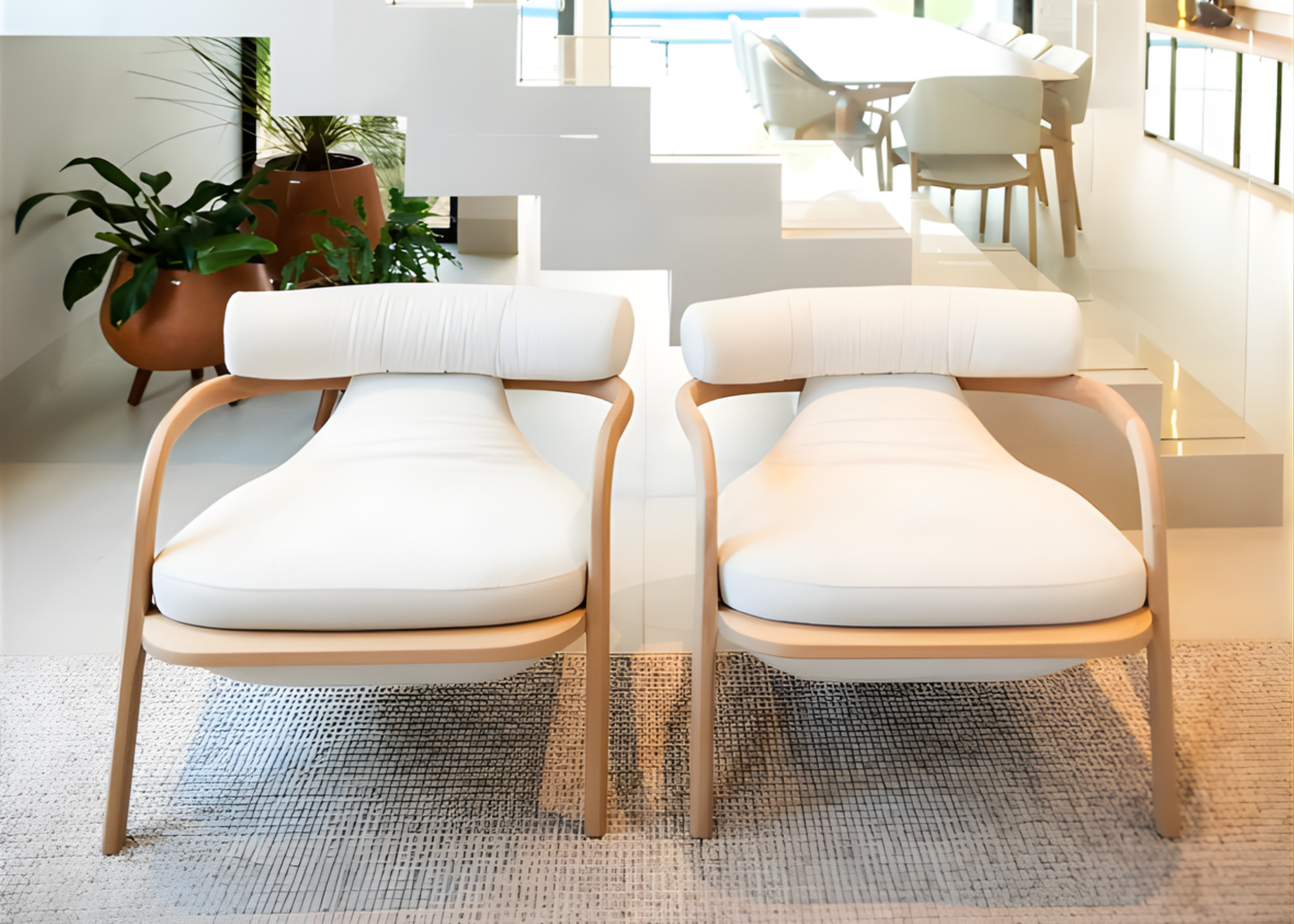 Poltrona Arko elegante e moderna, revestida em tecido off white, unindo conforto e design sofisticado para salas de estar contemporâneas.