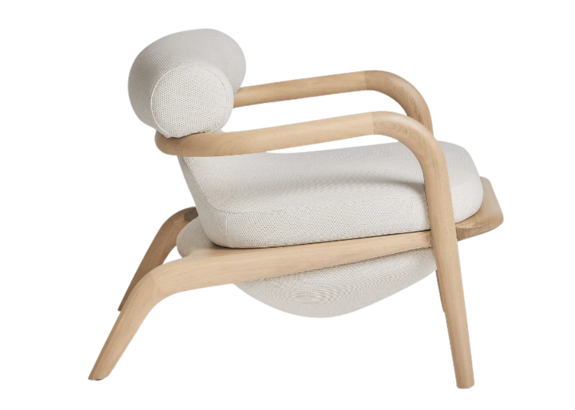 Poltrona Arko em vista lateral moderna, estofada em off white com base em madeira, unindo elegância, conforto e design contemporâneo.