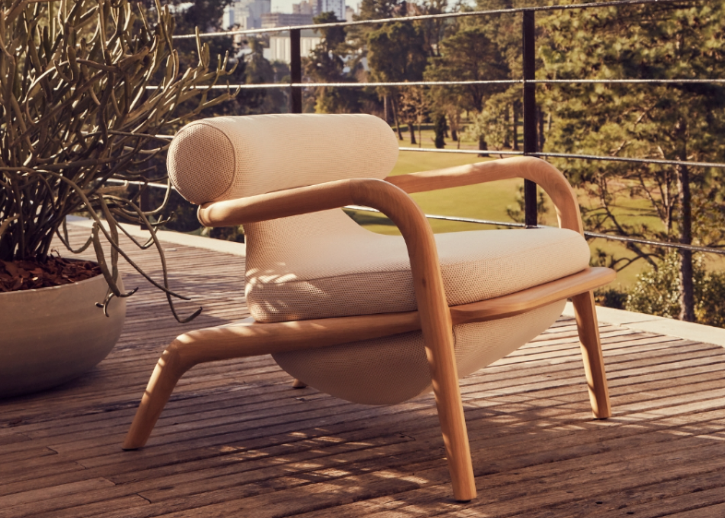 Poltrona Arko sofisticada e moderna, com base em madeira, unindo elegância, conforto e design contemporâneo para ambientes refinados.