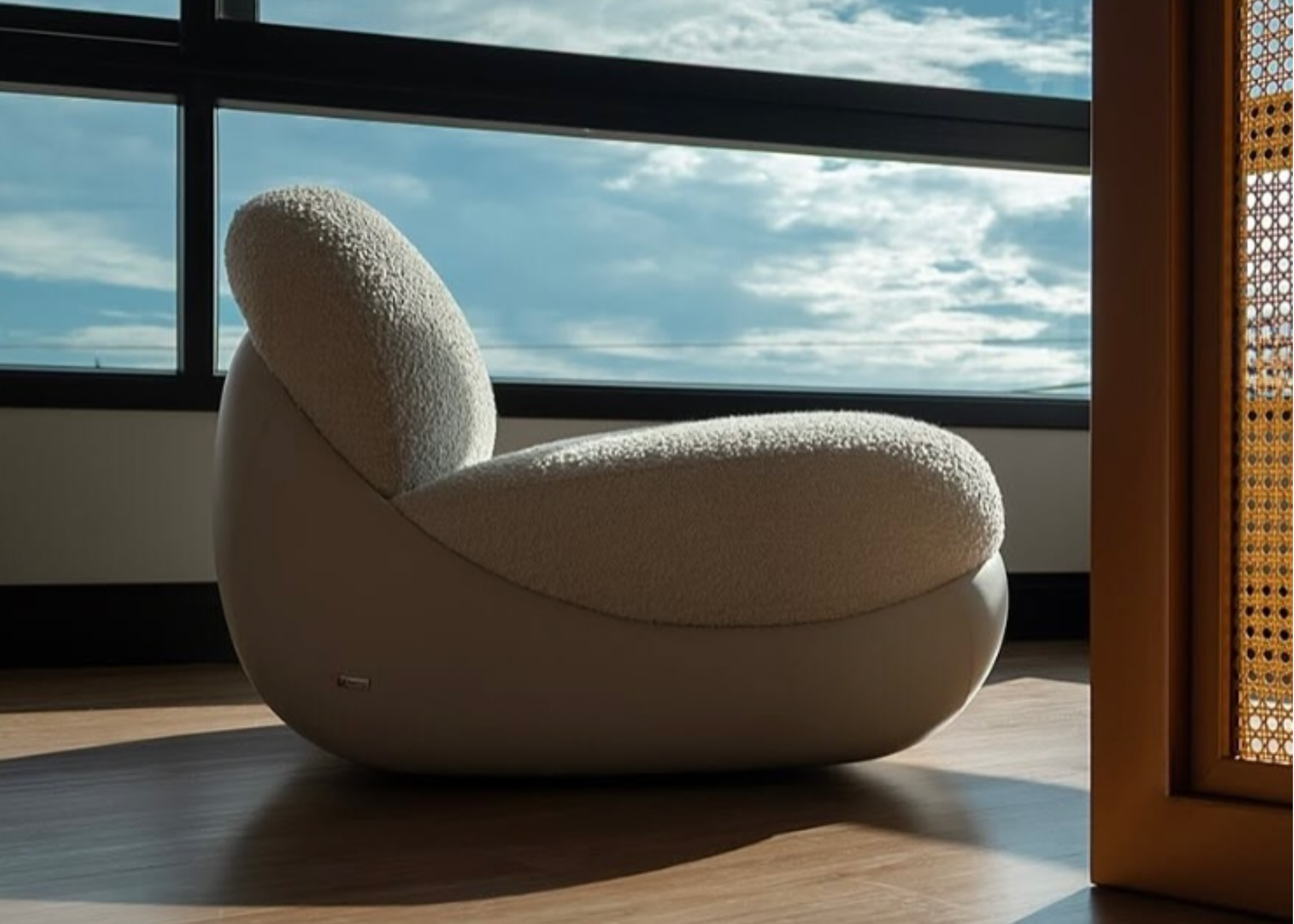 Poltrona Atmosfera em ambiente sofisticado, oferecendo conforto, elegância e design contemporâneo para salas de estar acolhedoras.