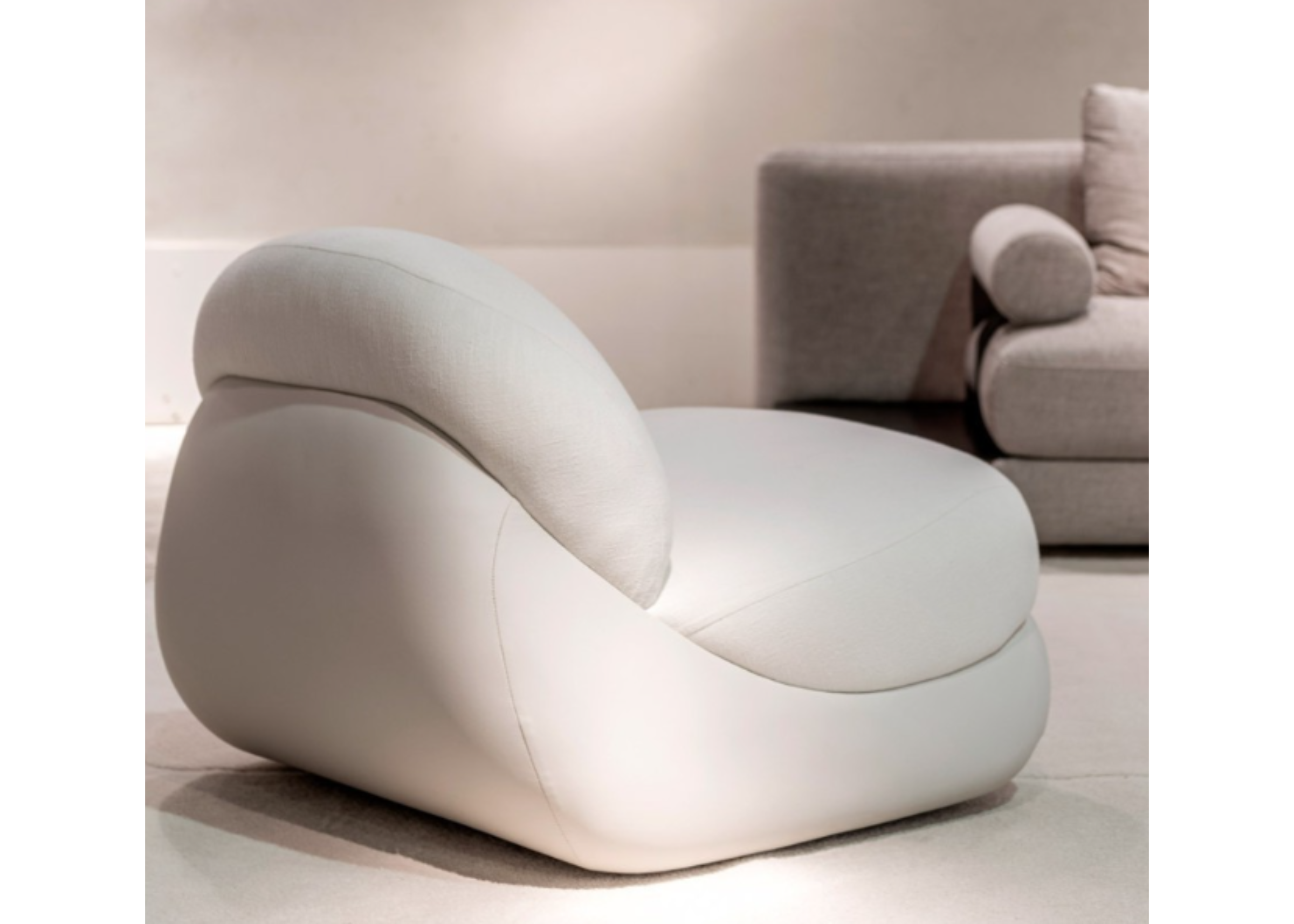 Poltrona Atmosfera em ambiente aconchegante, estofada em tecido off white, com design elegante e sensação de conforto para salas de estar sofisticadas.