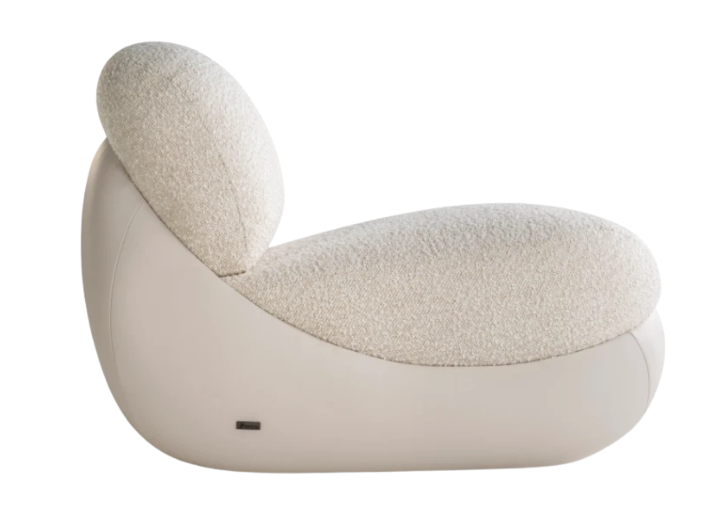 Poltrona Atmosfera com revestimento em tecido boucle off-white e base em recouro, unindo conforto, sofisticação e design acolhedor para ambientes elegantes.