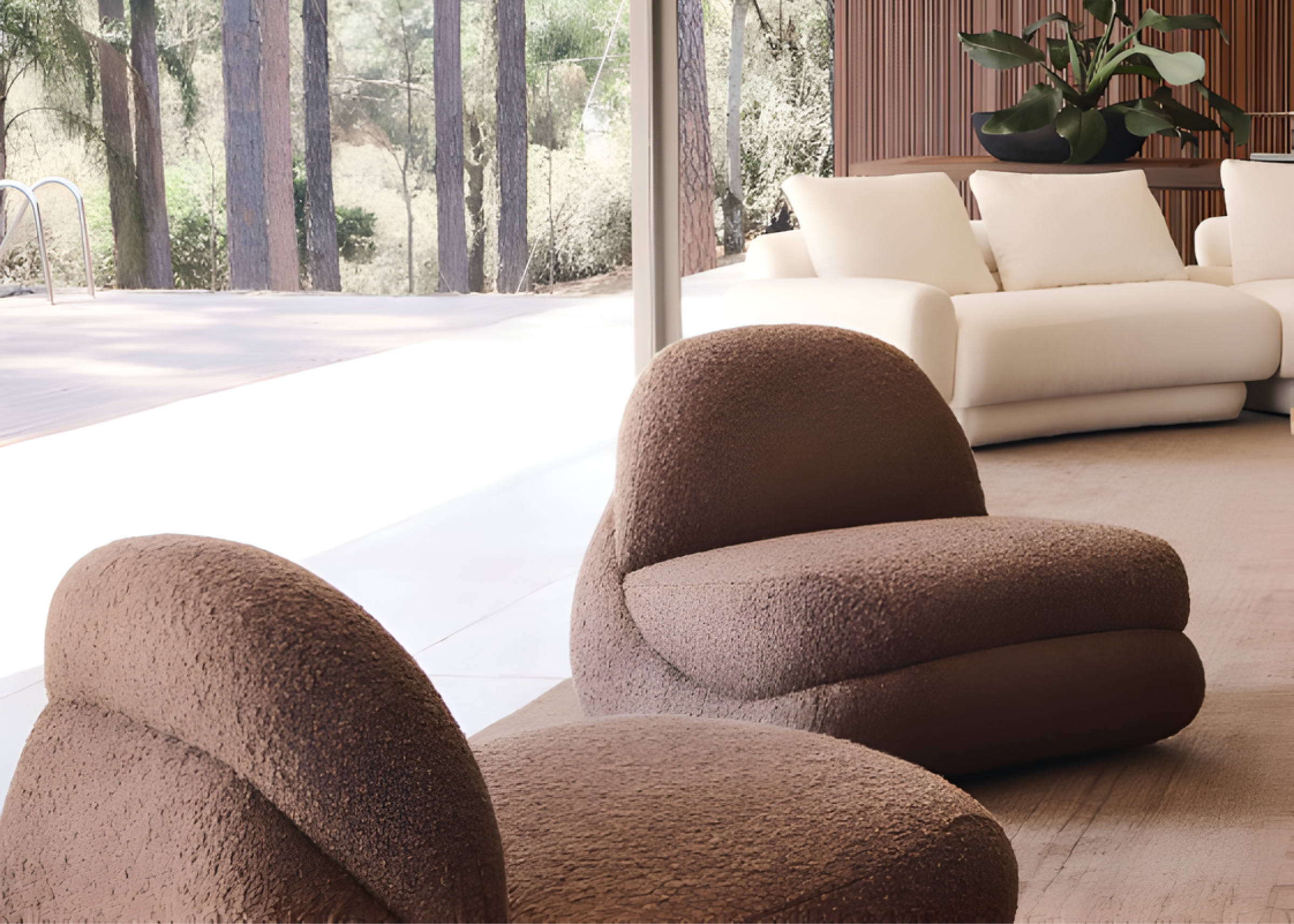 Poltrona Atmosfera em tecido boucle marrom, ambientada em espaço sofisticado, com design elegante e conforto ideal para salas de estar contemporâneas.