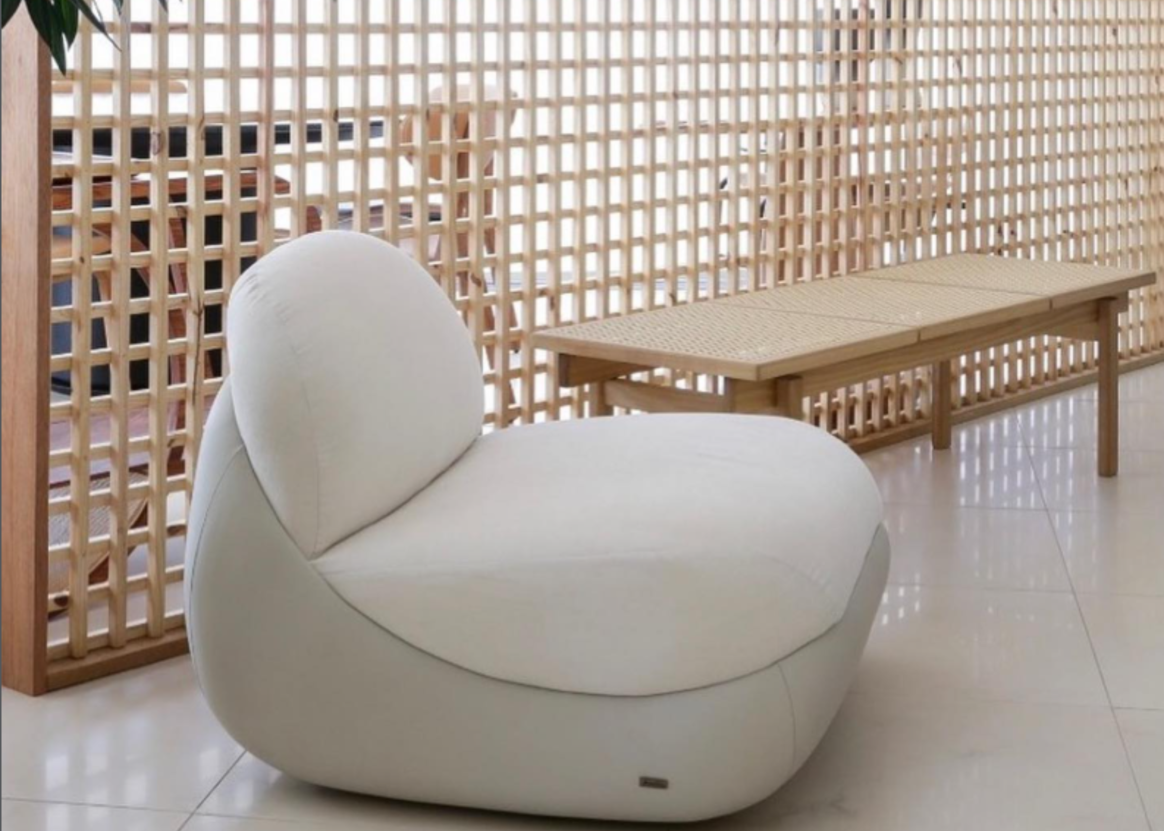 Poltrona Atmosfera com revestimento em tecido off-white, design acolhedor e conforto excepcional, ideal para criar um ambiente elegante e confortável.
