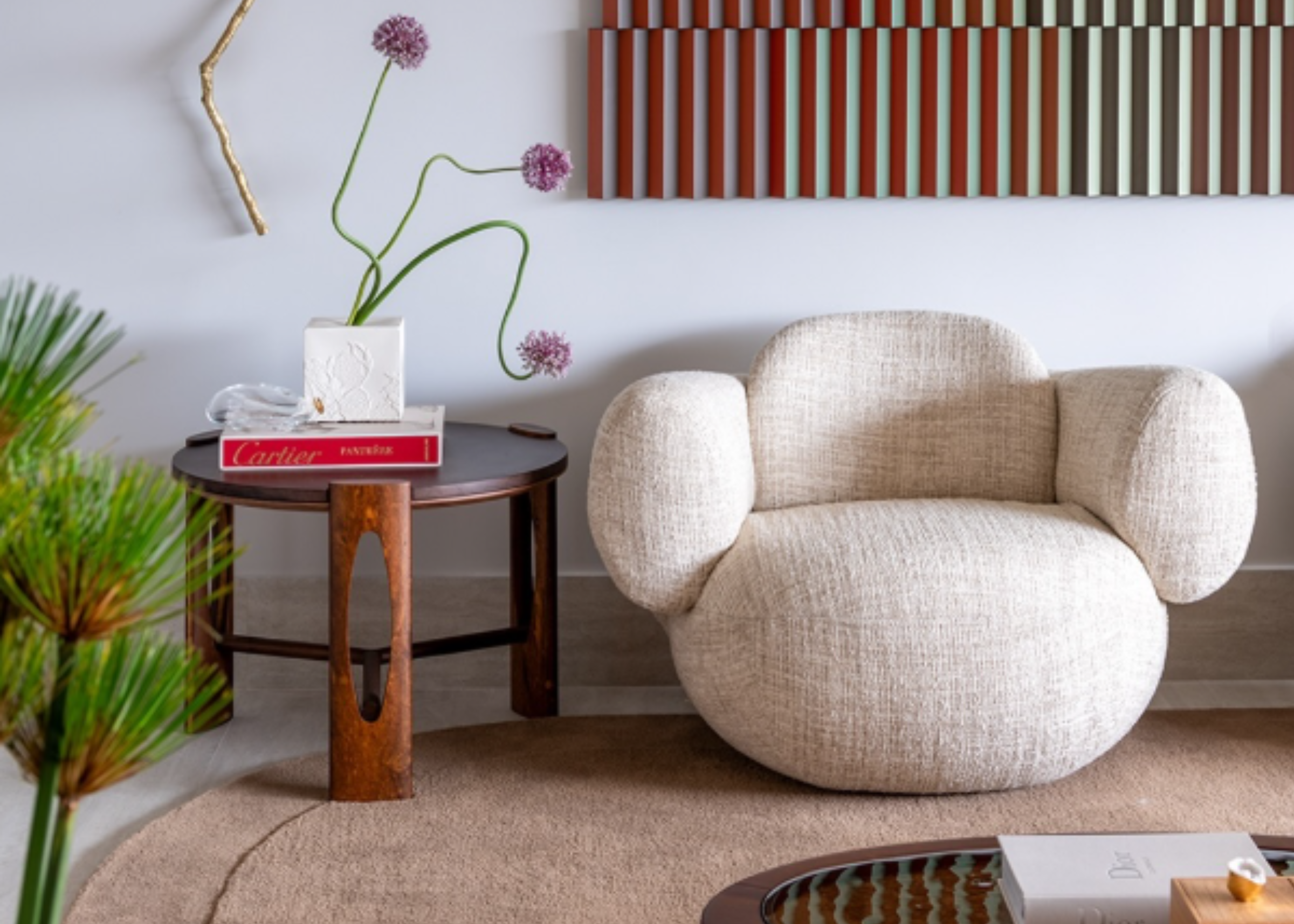Poltrona Átria com conforto elegante, revestida em tecido linho rústico off white, destacando design sofisticado para ambientes acolhedores.