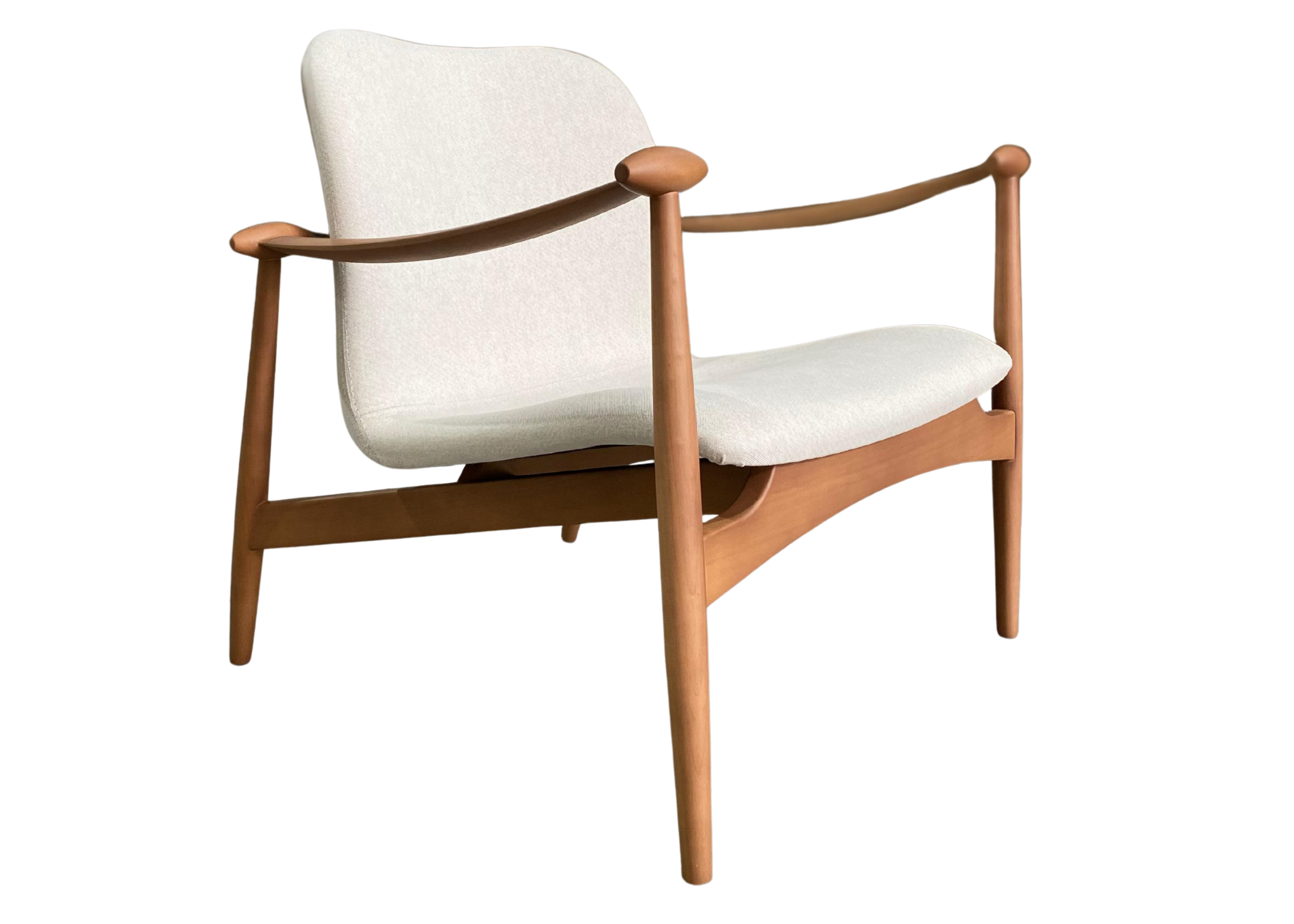 Poltrona Wave com base rústica e estofamento em linho off-white, unindo conforto, elegância e estilo natural ao ambiente.