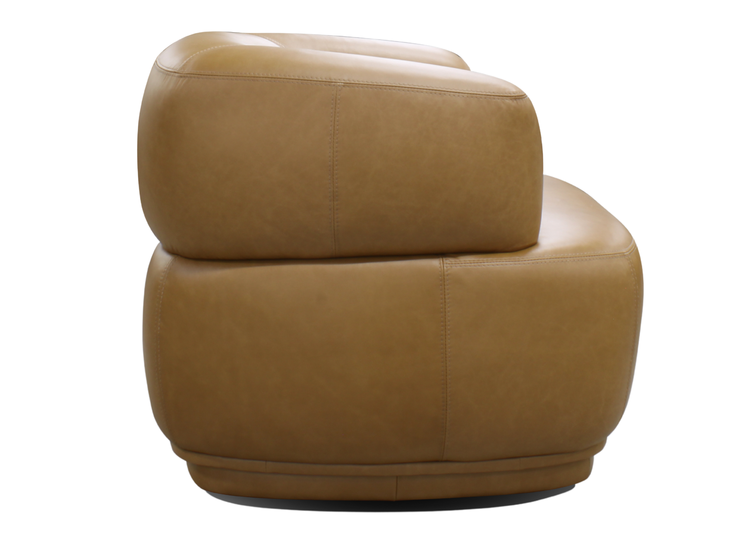Poltrona Belleza com design arredondado em couro natural, vista sobre fundo neutro. Peça contemporânea e sofisticada para compor salas de estar elegantes ou espaços de convivência refinados.
