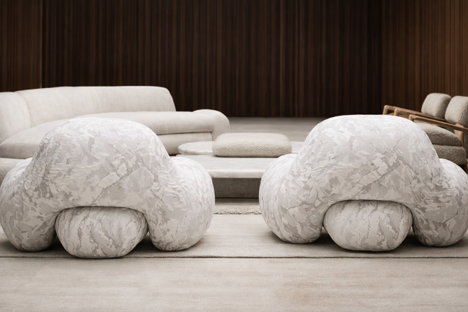 Poltrona Blend em sala de estar elegante, oferecendo conforto, sofisticação e design contemporâneo para ambientes acolhedores.