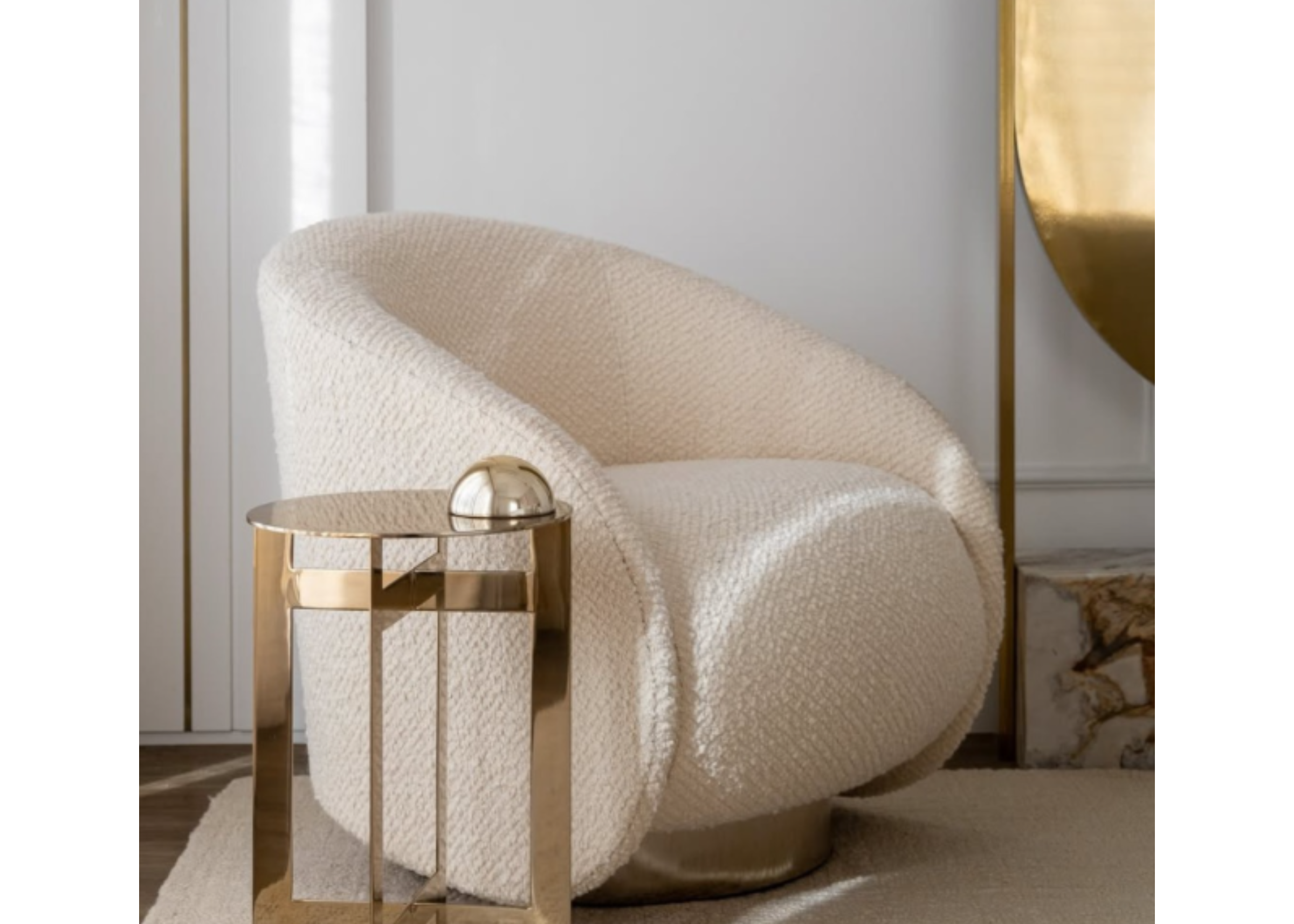 Poltrona Calla sofisticada revestida em tecido boucle off-white, unindo elegância, conforto e design moderno ao ambiente.