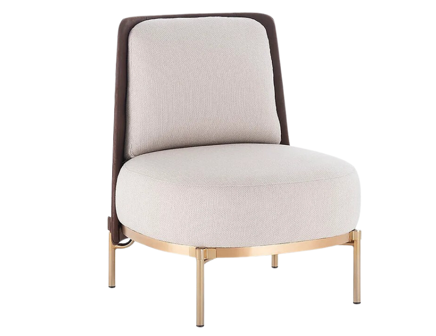 Poltrona Celine com base dourada, assento e encosto confortáveis e design luxuoso, ideal para ambientes elegantes e sofisticados.
