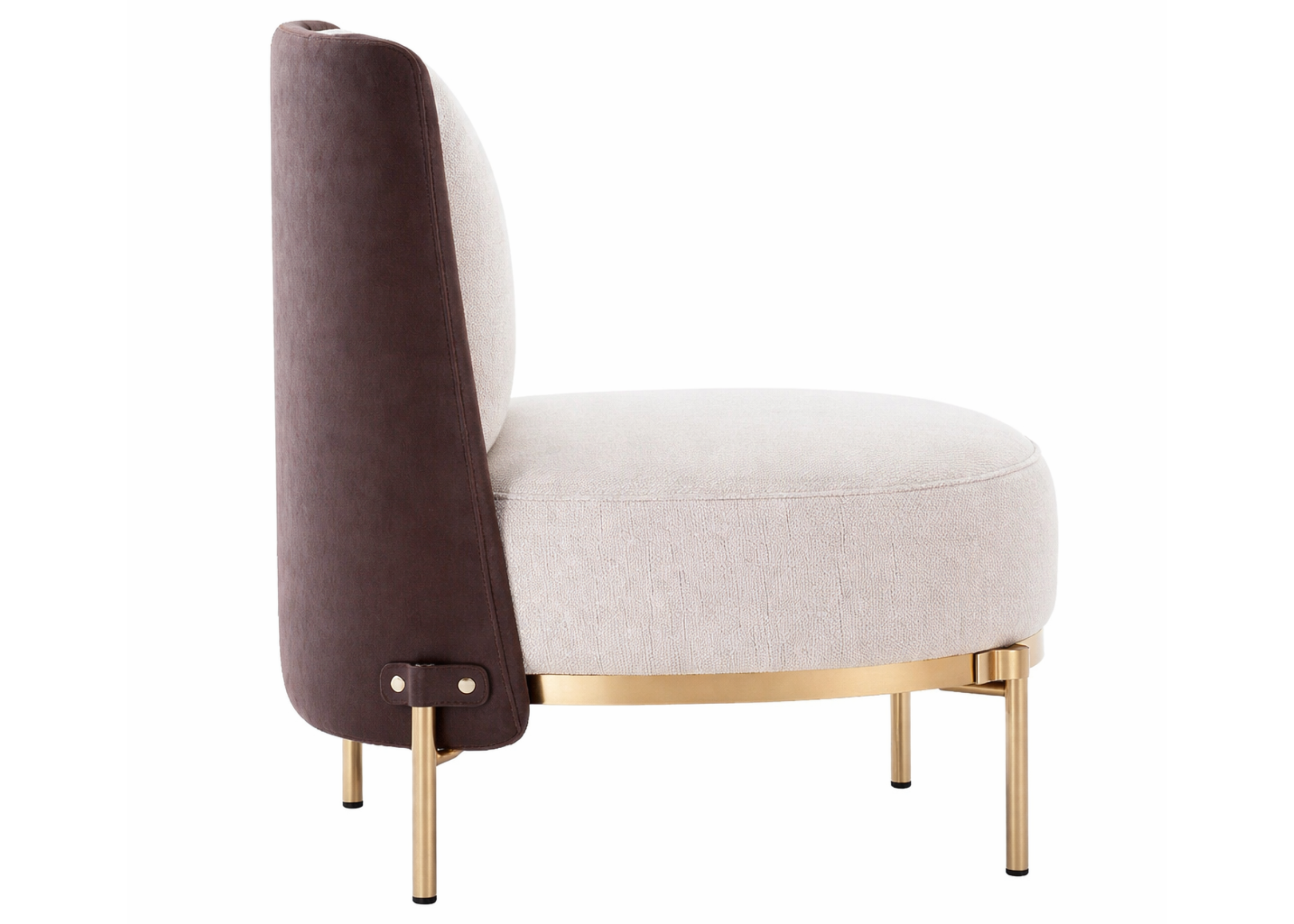 Poltrona Celine com detalhes encantadores e design sofisticado, ideal para compor ambientes elegantes e refinados.