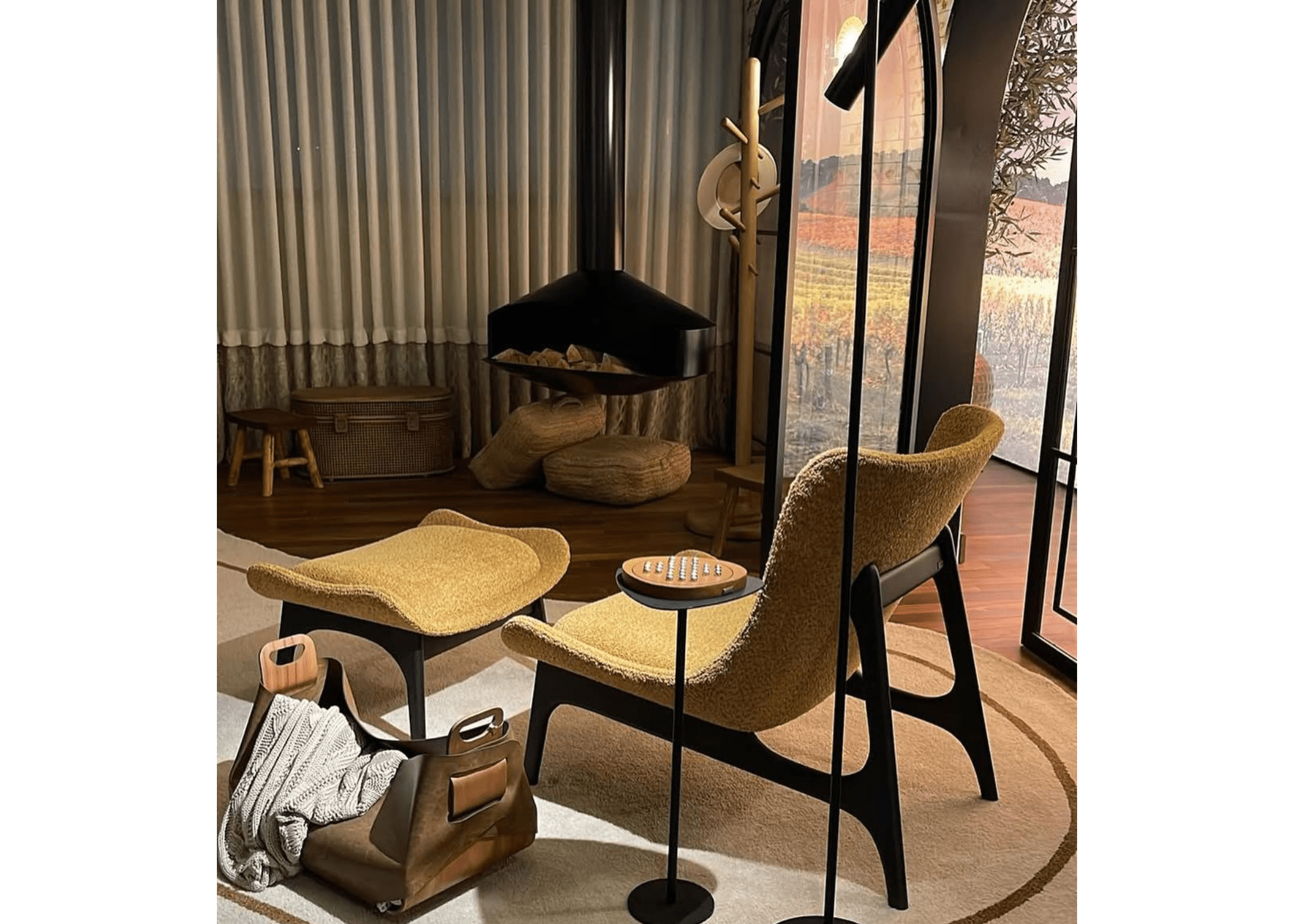 Poltrona com puff moderna, revestida em bouclé e base em madeira preta, design elegante e contemporâneo, ideal para salas de estar sofisticadas.