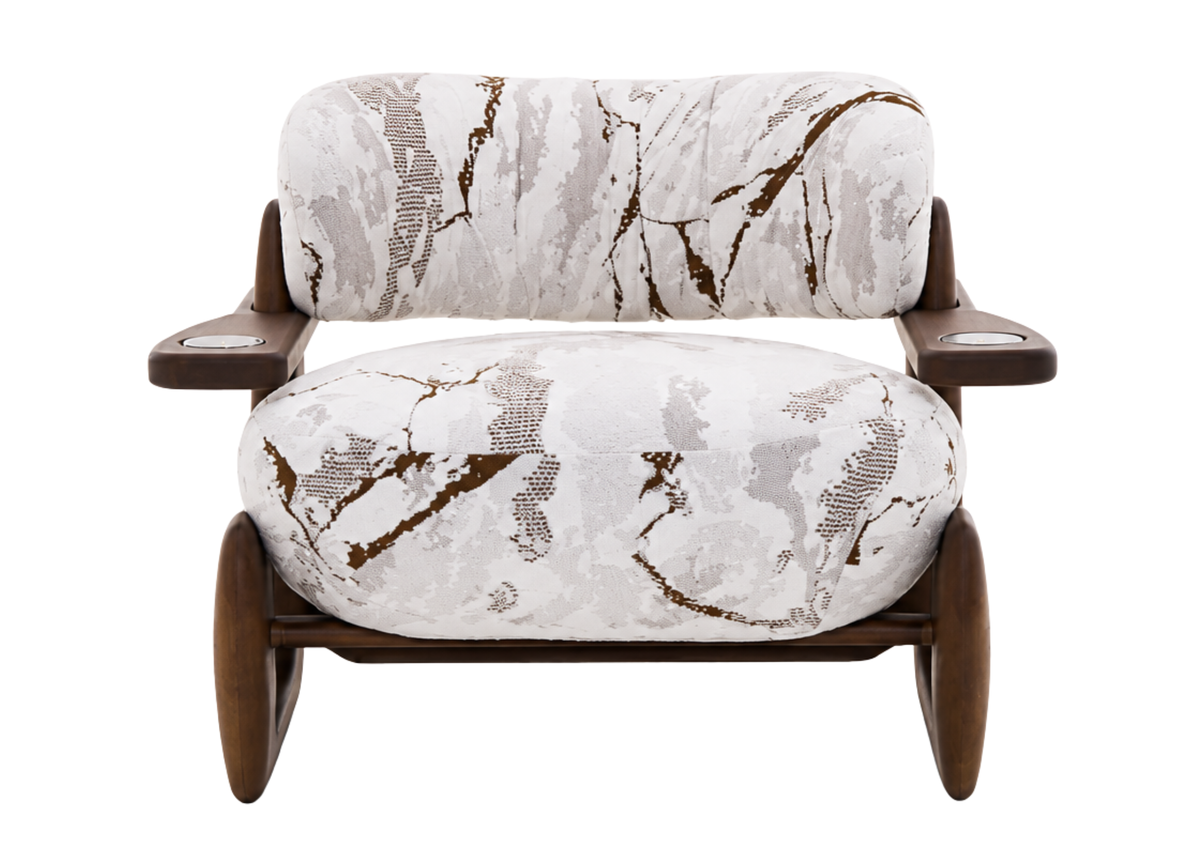Poltrona Élle em vista frontal com base em madeira e acabamento de alto padrão, apresentando design elegante e sofisticado para ambientes modernos.