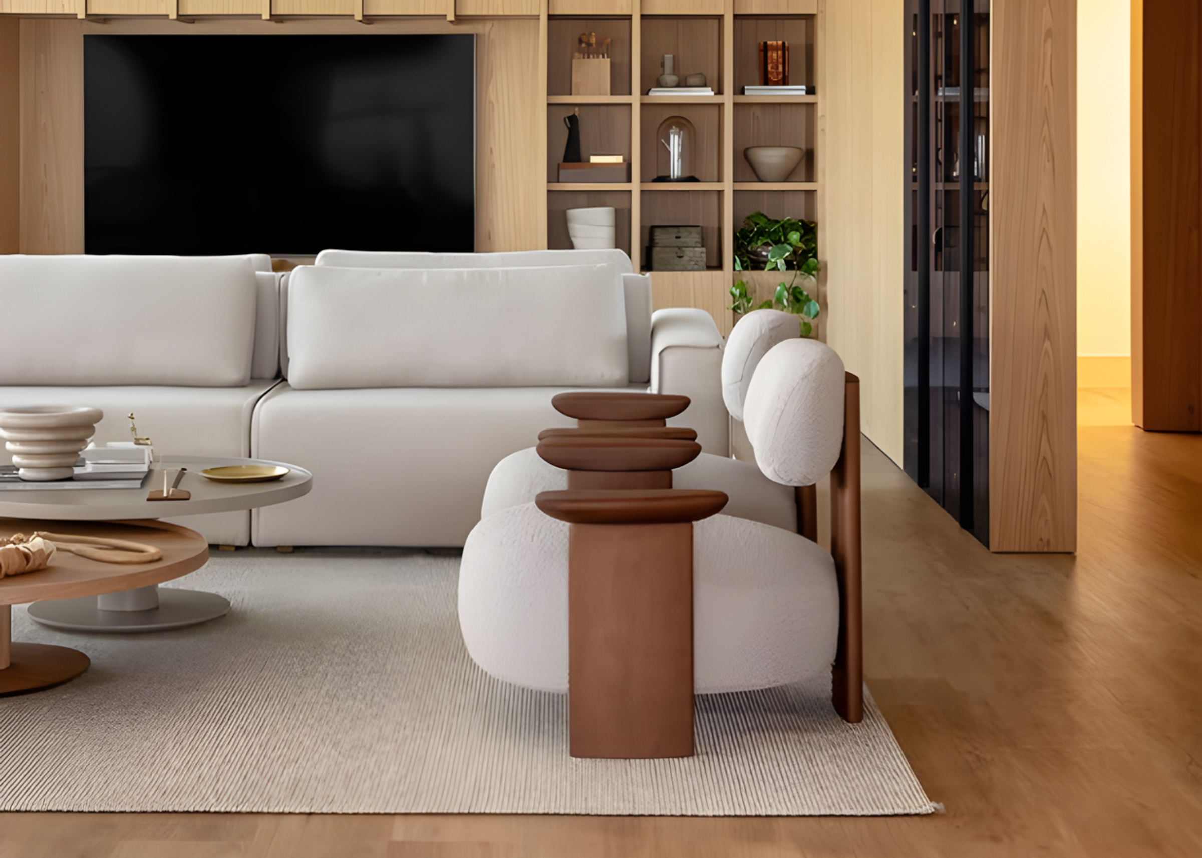 Poltrona Equilíbrio em ambiente sofisticado, com base em madeira tingida, oferecendo conforto, elegância e design contemporâneo.