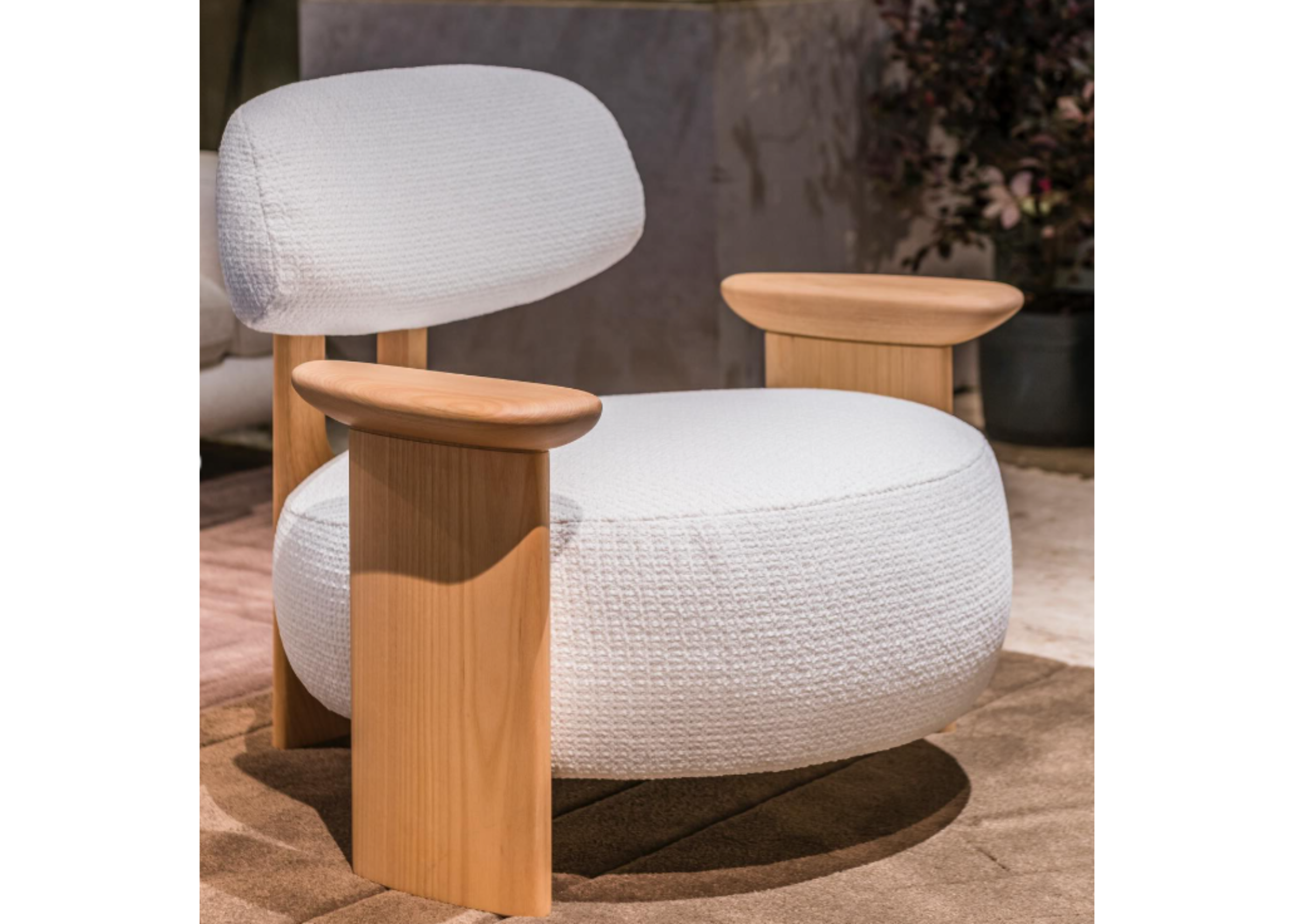 Poltrona Equilíbrio com base em madeira e revestimento em tecido linho branco, ideal para criar um ambiente aconchegante, elegante e cheio de conforto.