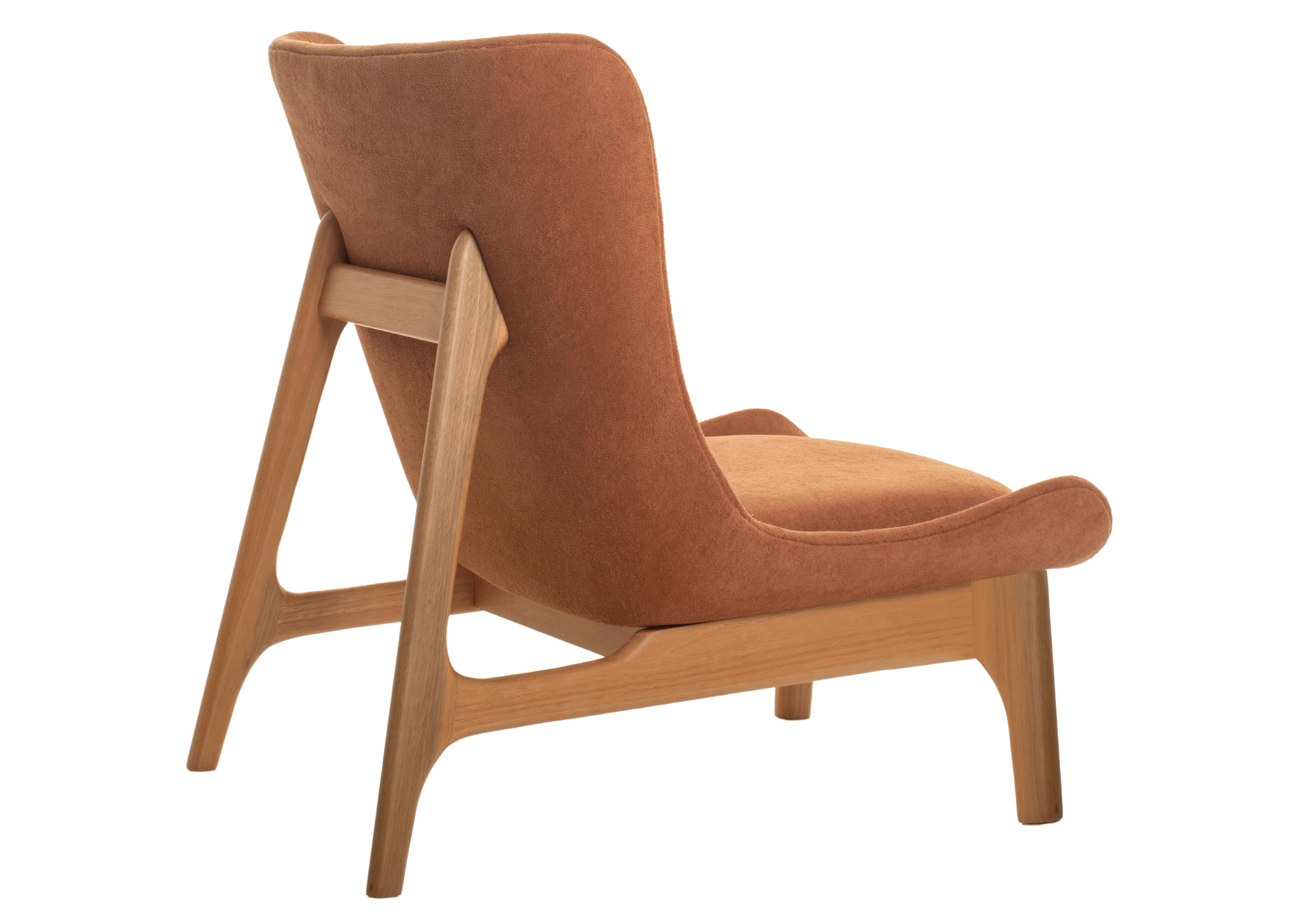 Poltrona Eva com base em madeira e revestimento em veludo terracota, design elegante e acolhedor, ideal para salas de estar sofisticadas.