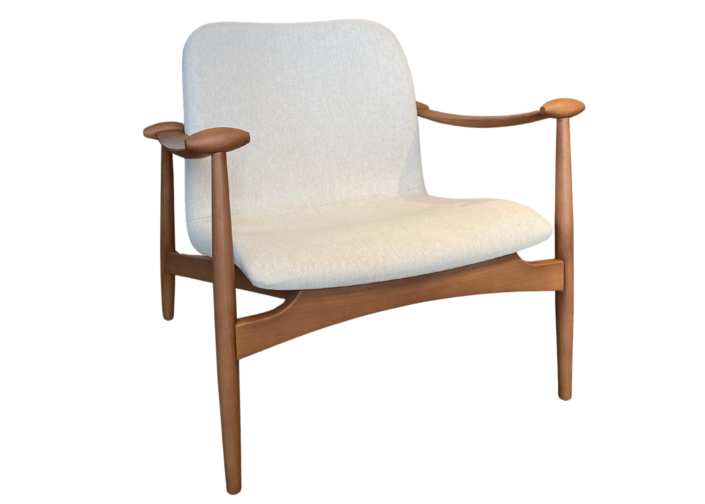 Poltrona Wave fixa com base em madeira tingida, design elegante e sofisticado que valoriza o ambiente com charme e conforto.