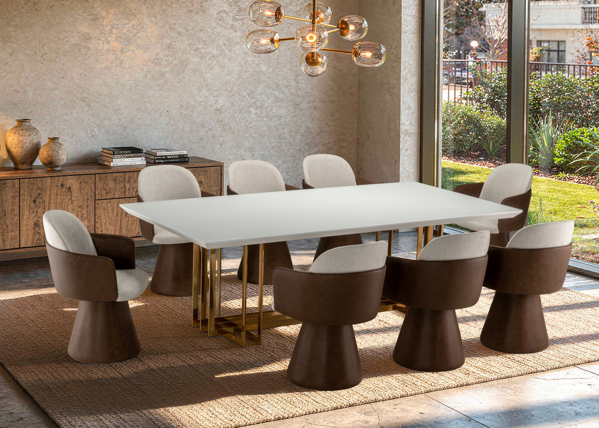 Poltrona giratória Evenn com braço em sala de jantar luxuosa e elegante, apresentando design sofisticado e confortável, ideal para ambientes refinados.